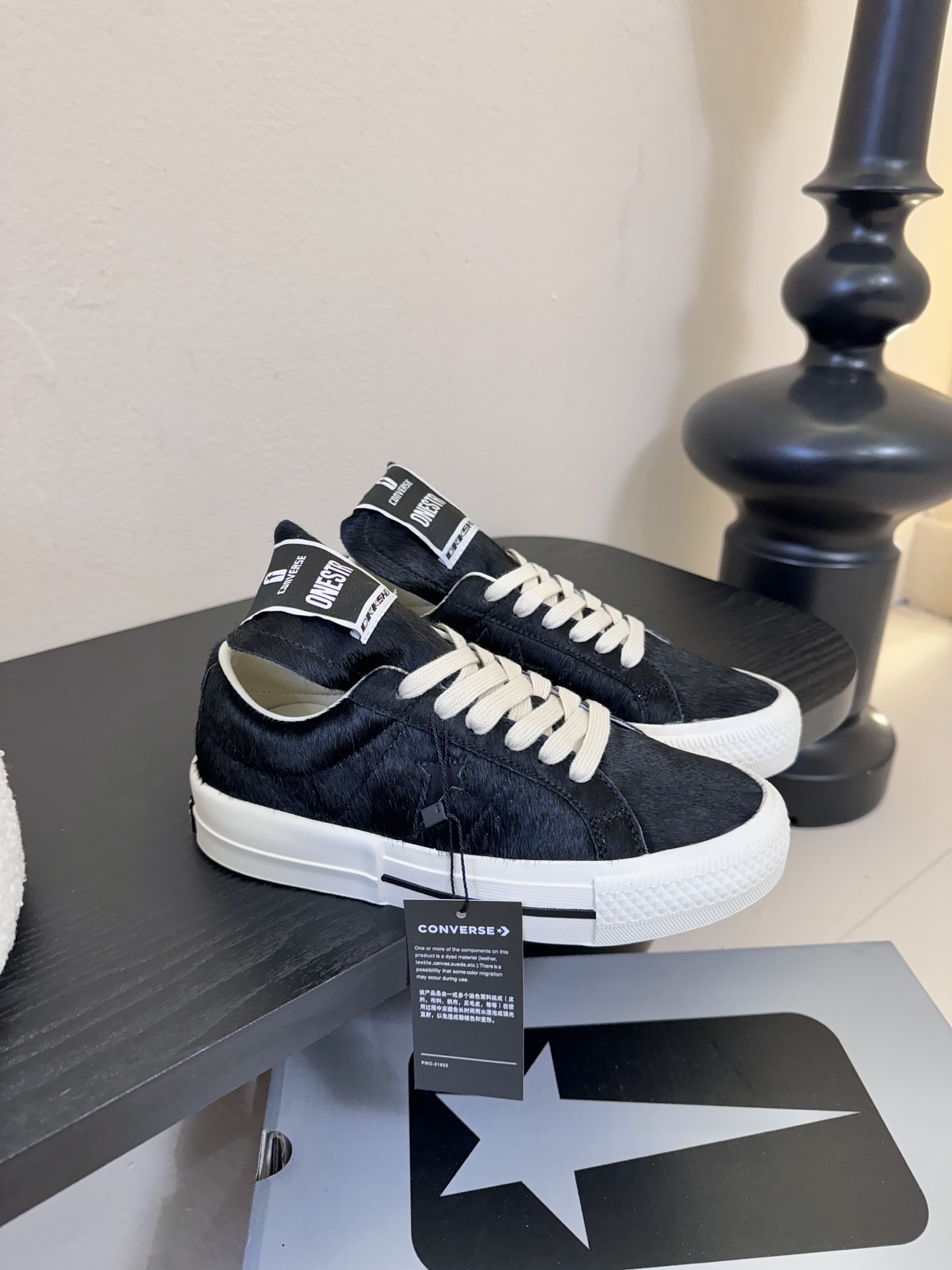 Converse One Star 26ss新款马毛系列板鞋休闲鞋鞋身采用柔软的马毛材质，触感顺滑且自带