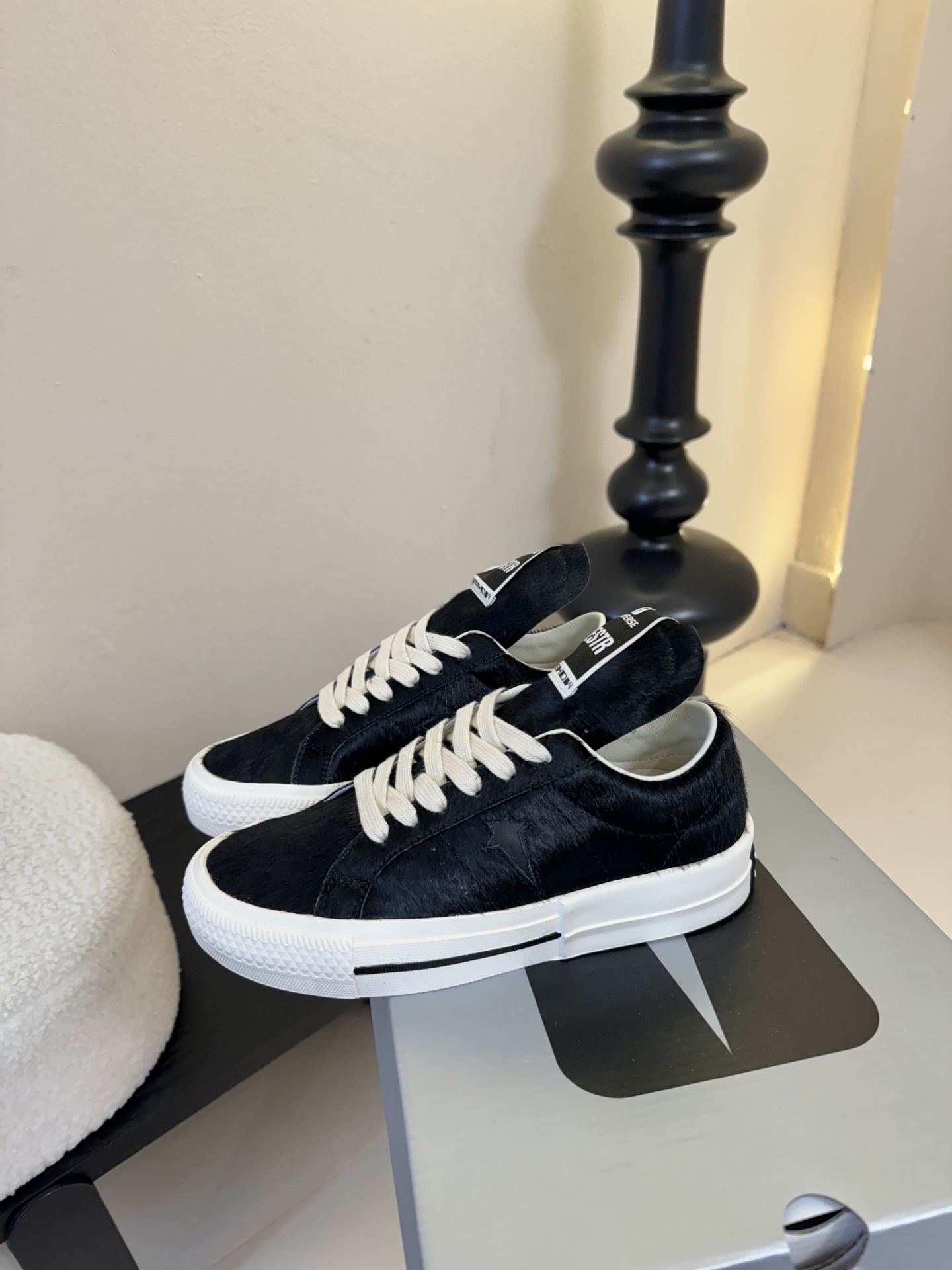 Converse One Star 26ss新款马毛系列板鞋休闲鞋鞋身采用柔软的马毛材质，触感顺滑且自带