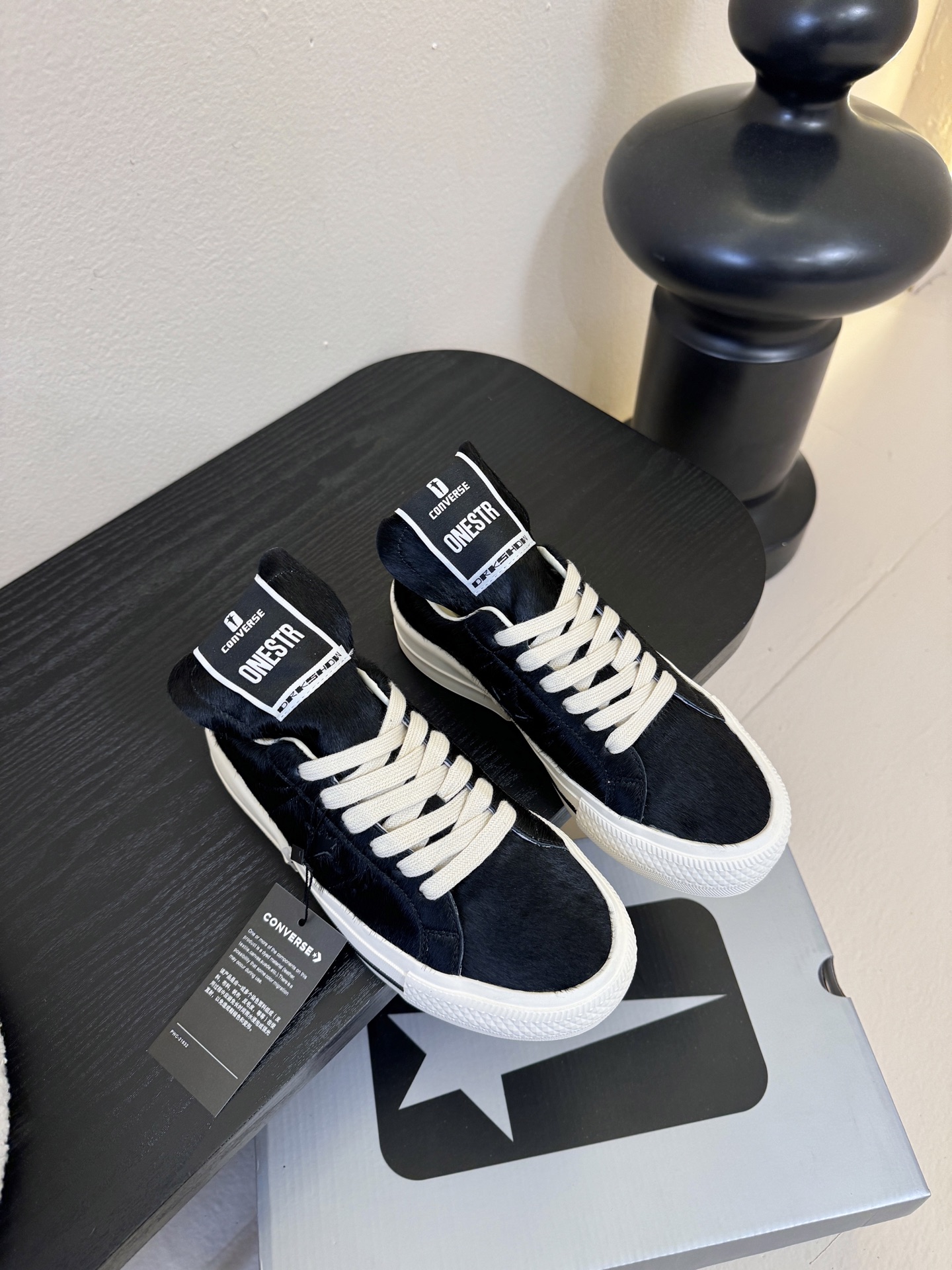 NO:725167,Converse One Star 26ss new horse hair series sneakers and casual shoes. The body of the shoe is made of soft horse hair, which is smooth to the touch and has a delicate luster. It will form a unique texture patina as it is worn, giving it a more textured look. It not only retains Converse's street genes, but also adds a luxurious texture, making it suitable for wearers who pursue individuality and pay attention to details.  The low-top shoe style can be matched with jeans, suit pants, skirts and other items. The mules are more suitable for creating a casual 'lazy style' look. It accurately follows the trend of Y2K and American retro in recent years, and is an 'atmosphere' item that is both recognizable and practical. Horsehair upper, sheepskin lining, rubber outsole, size 35-45 (customized sizes 40, 41, and 45 are not returnable)  Heel height 2.5cm, casual shoes/sports shoes, converse,versace,sneakers,skirts,jeans,business suit,sheepskin19860909Converse One Star 26ss新款马毛系列板鞋休闲鞋 鞋身采用柔软的马毛材质,触感顺滑且自带细腻光泽,随着穿着会形成独特的纹理包浆,越穿越有质感.既保留了Converse的街头基因,又增添了奢华质感,适合追求个性又注重细节的穿搭者. 低帮鞋型可搭配牛仔裤、西装裤、短裙等多种单品,穆勒款更适合打造随性的“懒人风”造型.精准踩中近年Y2K、美式复古的潮流趋势,是兼具辨识度与实穿性的“氛围感”单品. 鞋面马毛 内里羊皮 大底橡胶大底 size35-45码（40、41、45码定制不退换） 跟高2.5cm,休闲鞋/运动鞋,converse,versace,sneakers,skirts,jeans,business suit,sheepskin,Women's Shoes