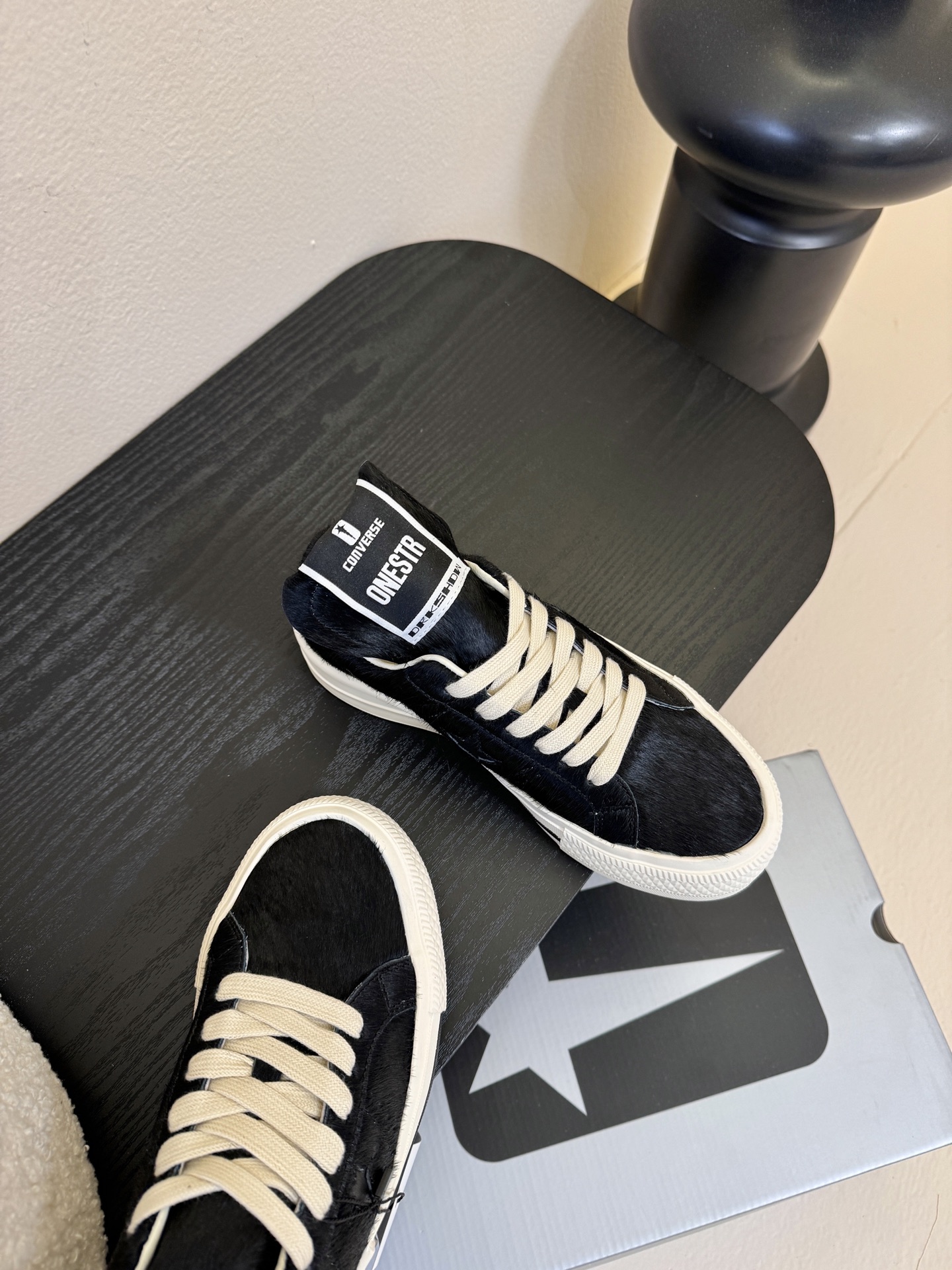 Converse One Star 26ss新款马毛系列板鞋休闲鞋鞋身采用柔软的马毛材质，触感顺滑且自带