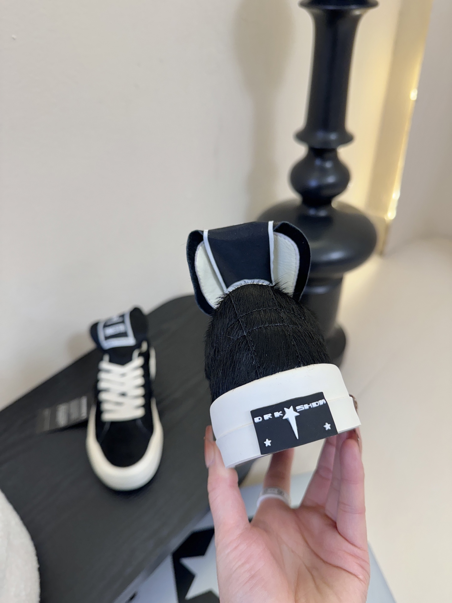 Converse One Star 26ss新款马毛系列板鞋休闲鞋鞋身采用柔软的马毛材质，触感顺滑且自带