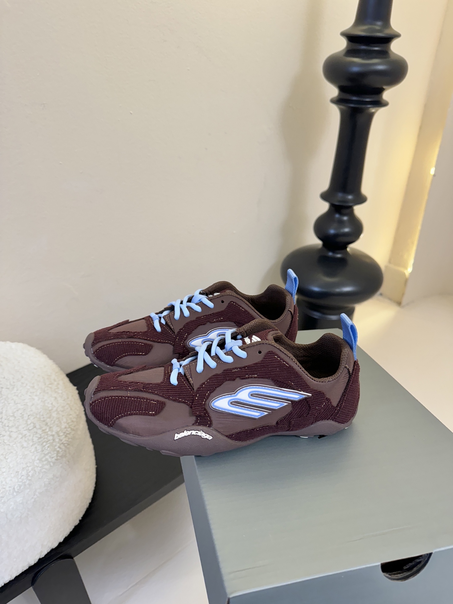 巴黎新款 Monday ultra城市系列不同于以往标志性的厚底、笨重且浮夸的鞋身结构，BALENCIA