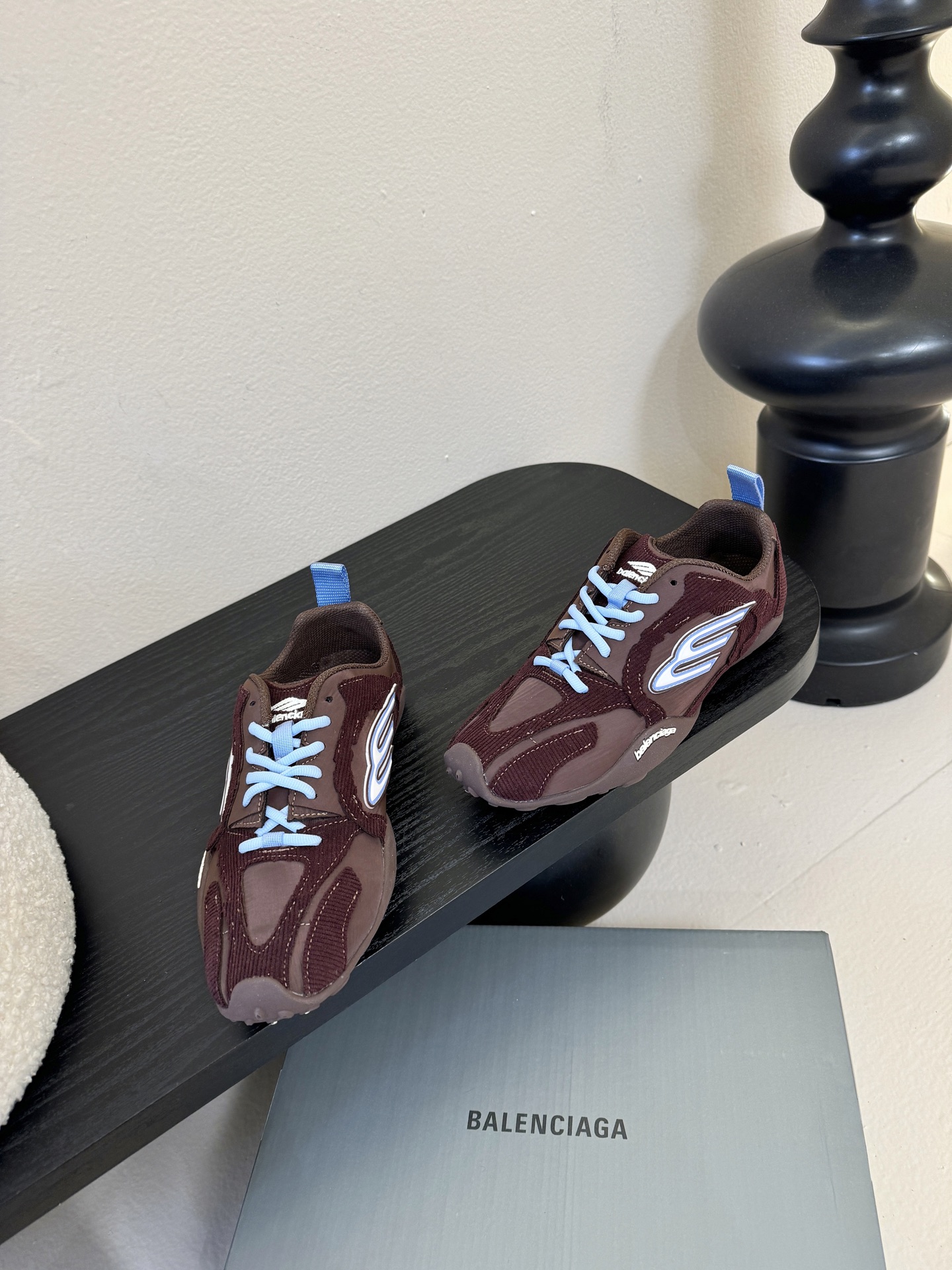 巴黎新款 Monday ultra城市系列不同于以往标志性的厚底、笨重且浮夸的鞋身结构，BALENCIA