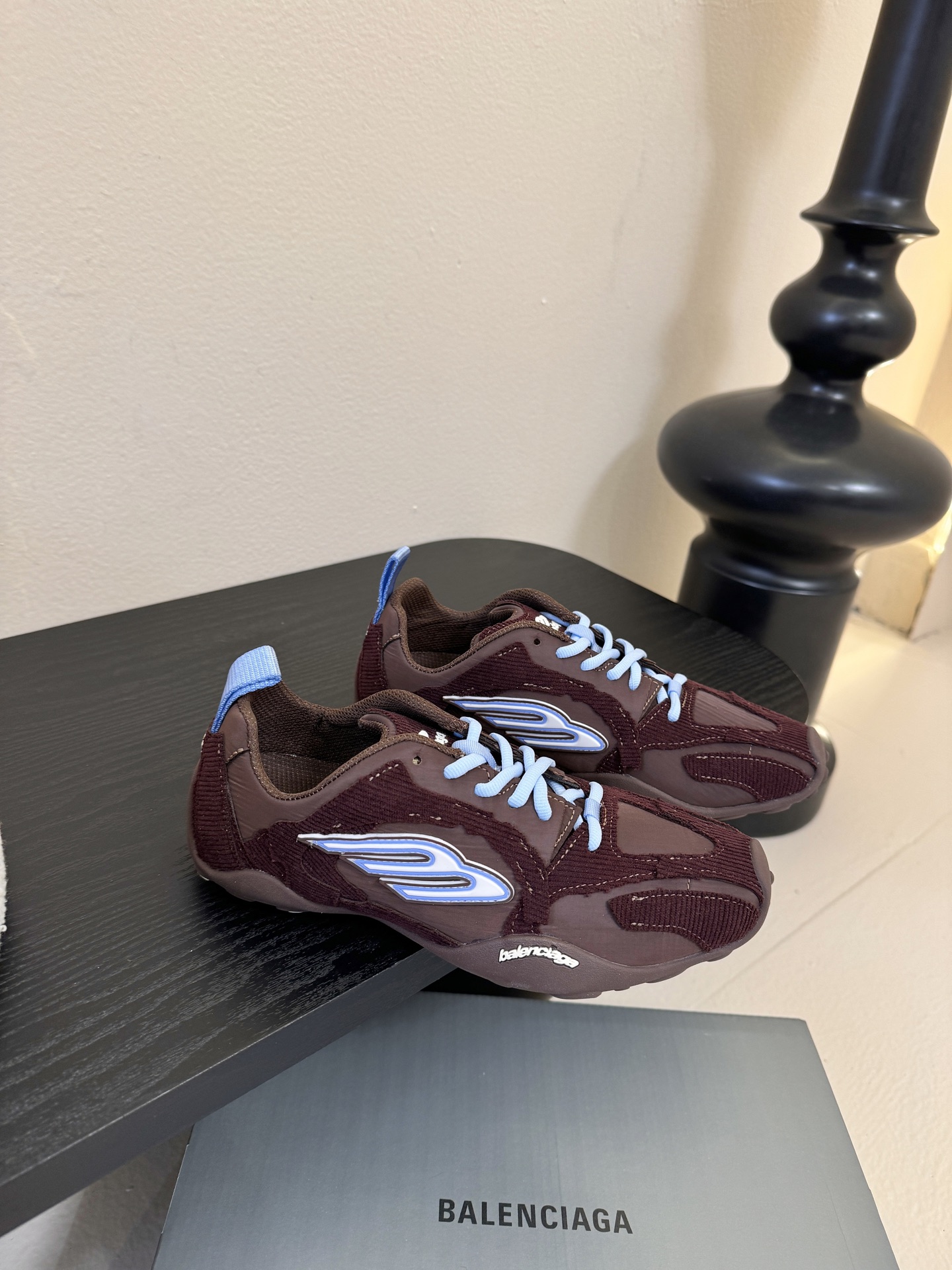 巴黎新款 Monday ultra城市系列不同于以往标志性的厚底、笨重且浮夸的鞋身结构，BALENCIA