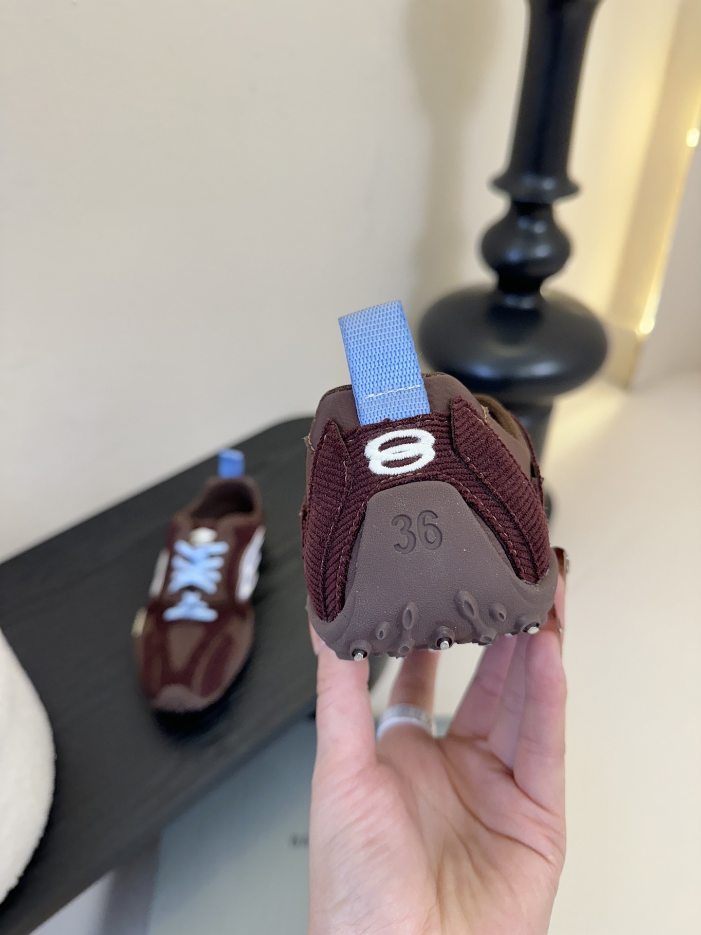 巴黎新款 Monday ultra城市系列不同于以往标志性的厚底、笨重且浮夸的鞋身结构，BALENCIA