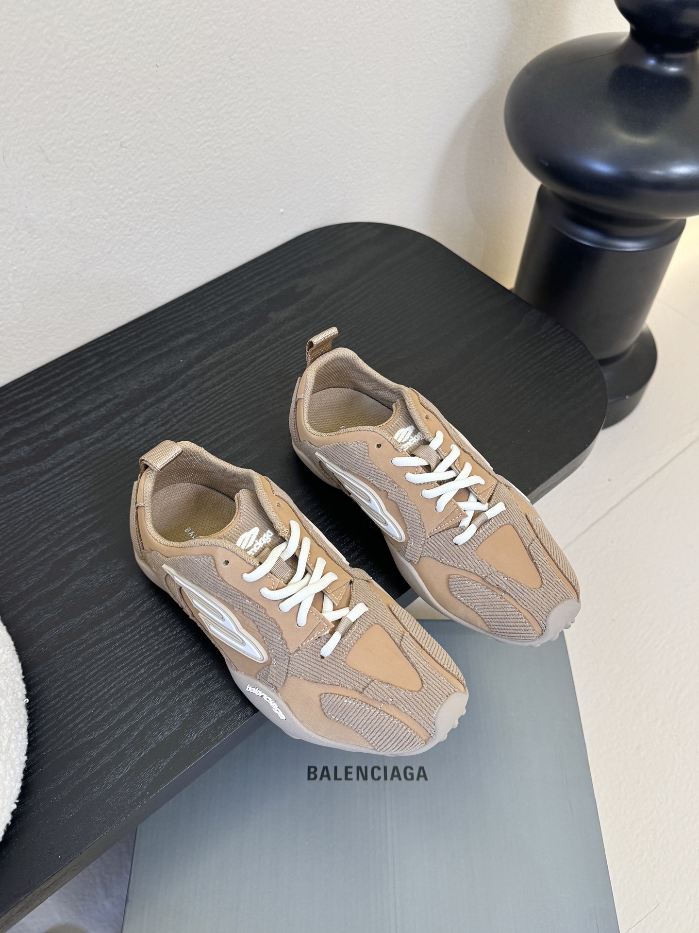 巴黎新款 Monday ultra城市系列不同于以往标志性的厚底、笨重且浮夸的鞋身结构，BALENCIA