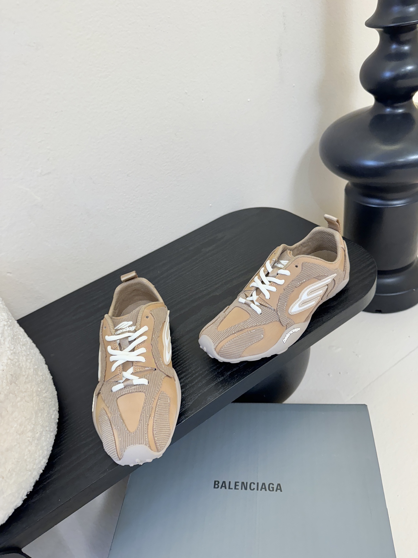 巴黎新款 Monday ultra城市系列不同于以往标志性的厚底、笨重且浮夸的鞋身结构，BALENCIA