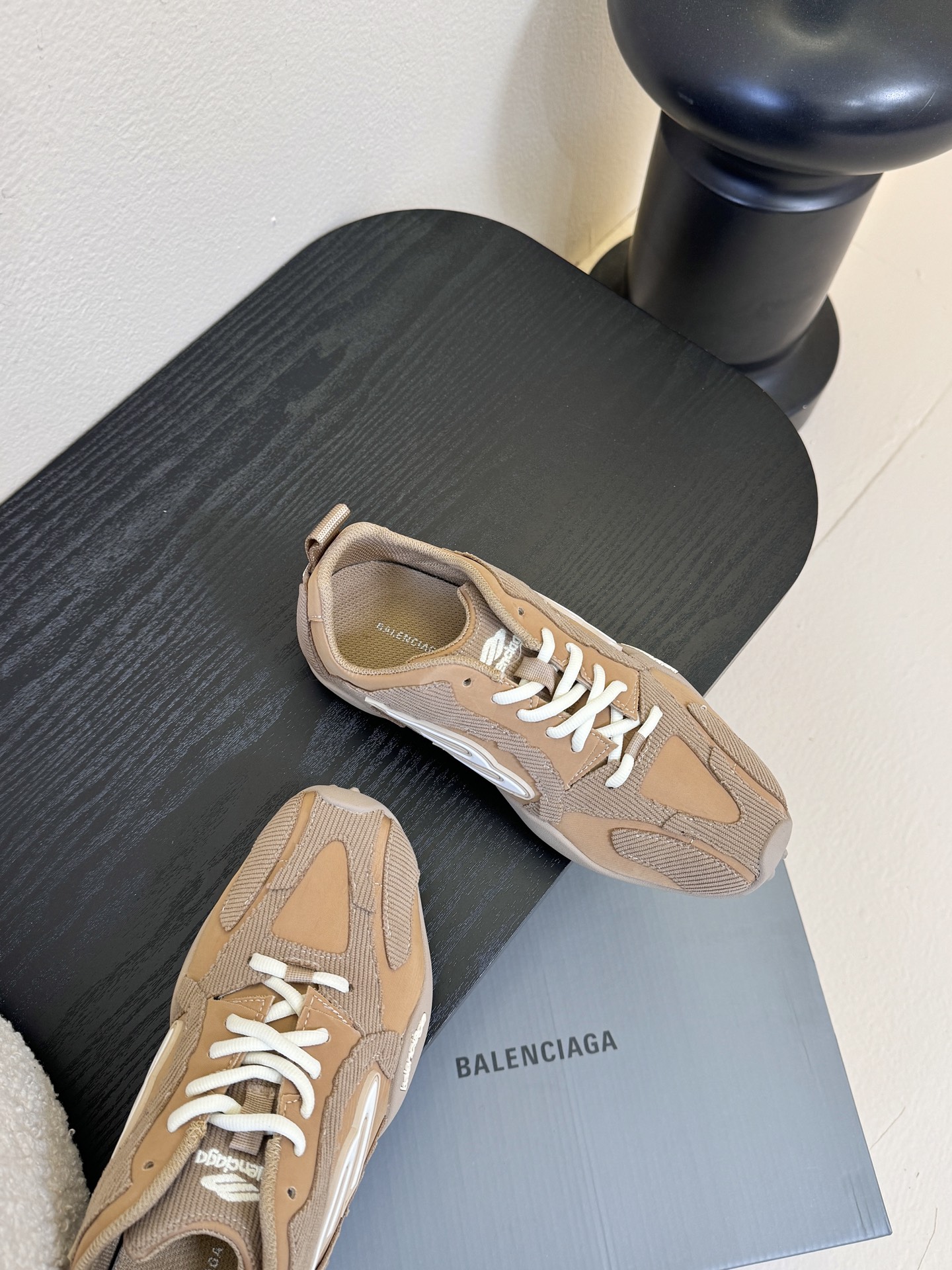 巴黎新款 Monday ultra城市系列不同于以往标志性的厚底、笨重且浮夸的鞋身结构，BALENCIA