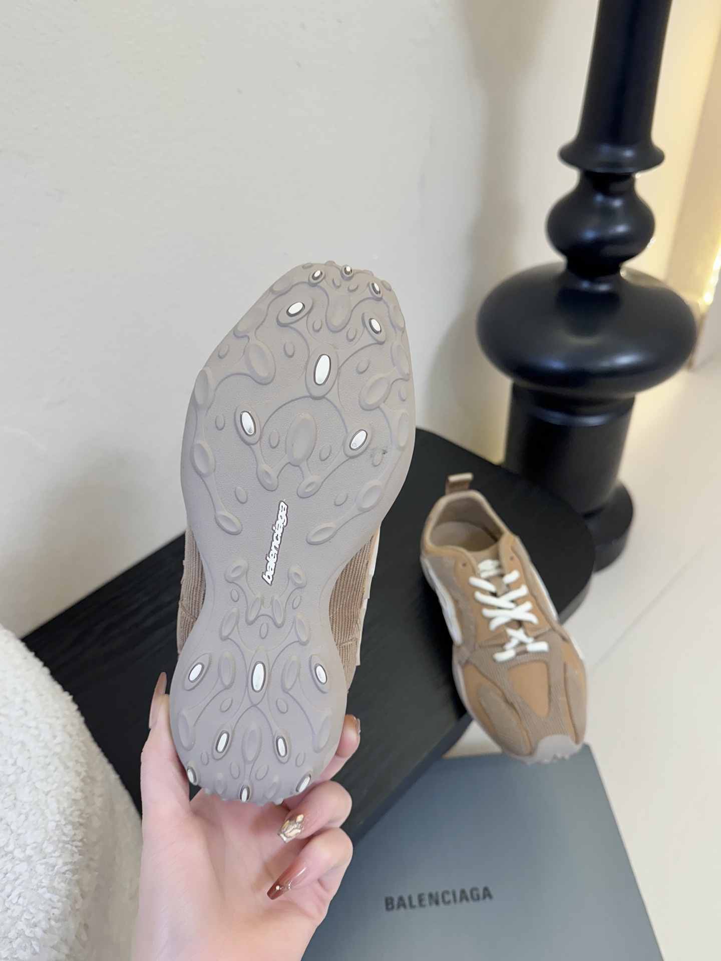 巴黎新款 Monday ultra城市系列不同于以往标志性的厚底、笨重且浮夸的鞋身结构，BALENCIA