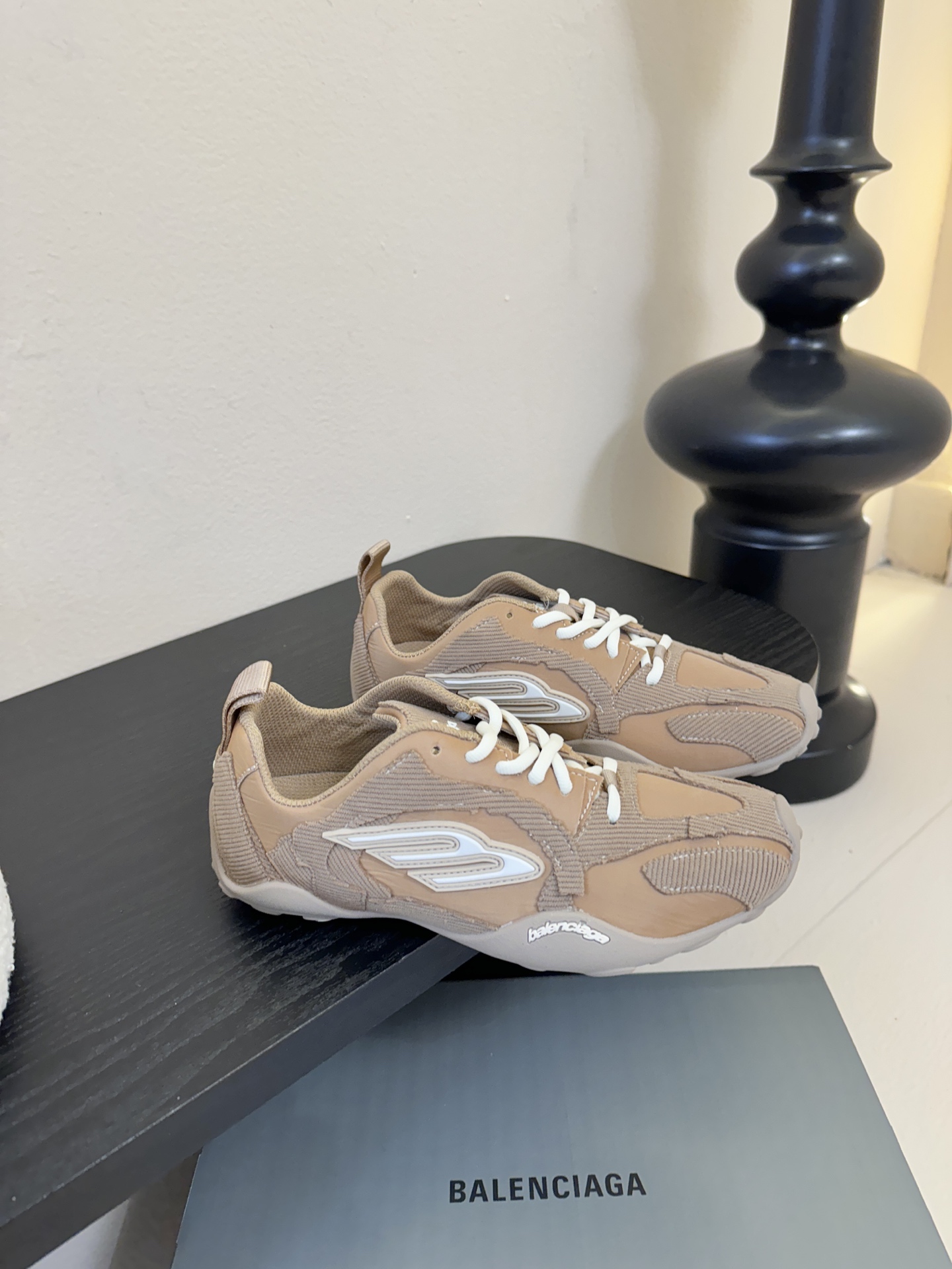 巴黎新款 Monday ultra城市系列不同于以往标志性的厚底、笨重且浮夸的鞋身结构，BALENCIA