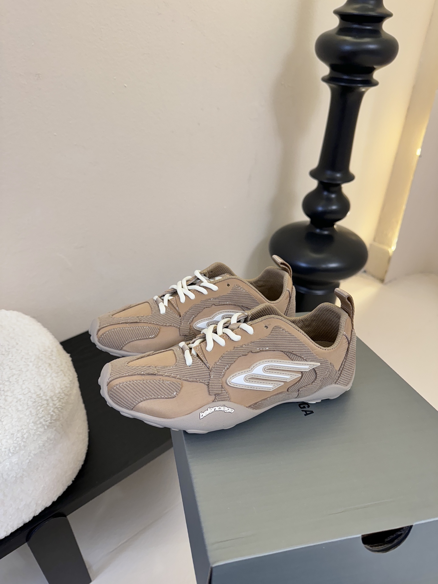 巴黎新款 Monday ultra城市系列不同于以往标志性的厚底、笨重且浮夸的鞋身结构，BALENCIA