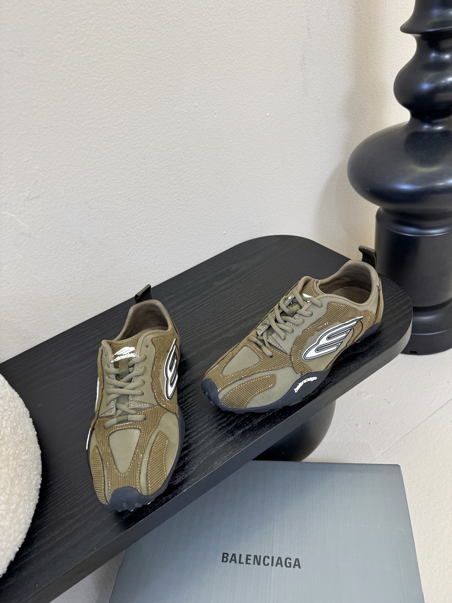 巴黎新款 Monday ultra城市系列不同于以往标志性的厚底、笨重且浮夸的鞋身结构，BALENCIA