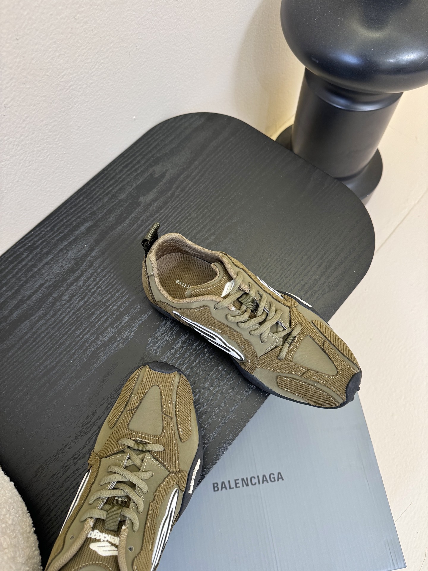 巴黎新款 Monday ultra城市系列不同于以往标志性的厚底、笨重且浮夸的鞋身结构，BALENCIA