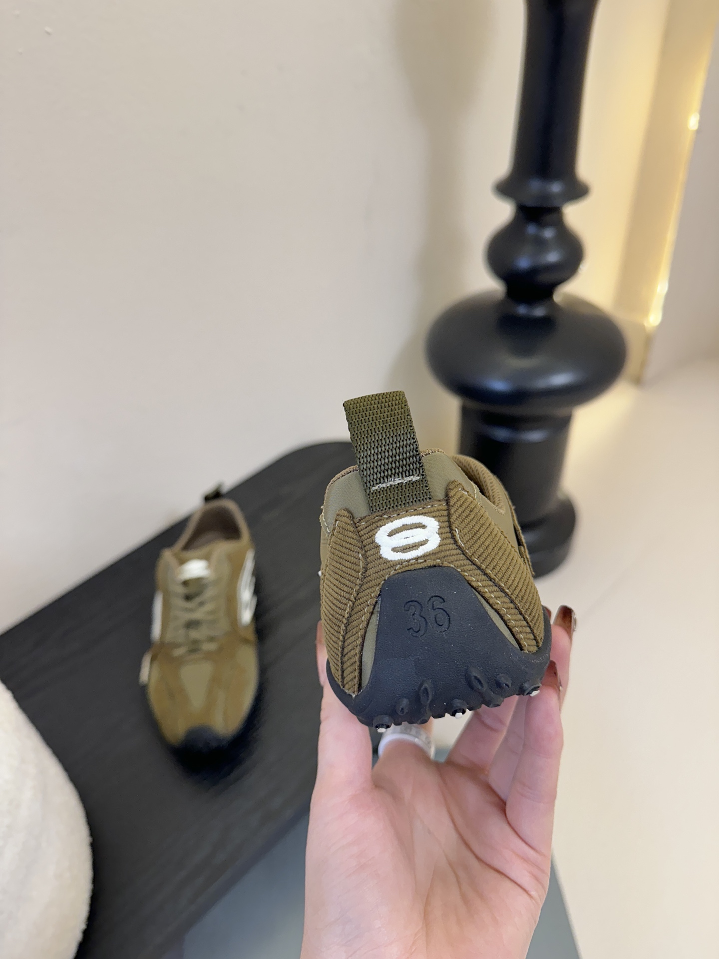 巴黎新款 Monday ultra城市系列不同于以往标志性的厚底、笨重且浮夸的鞋身结构，BALENCIA