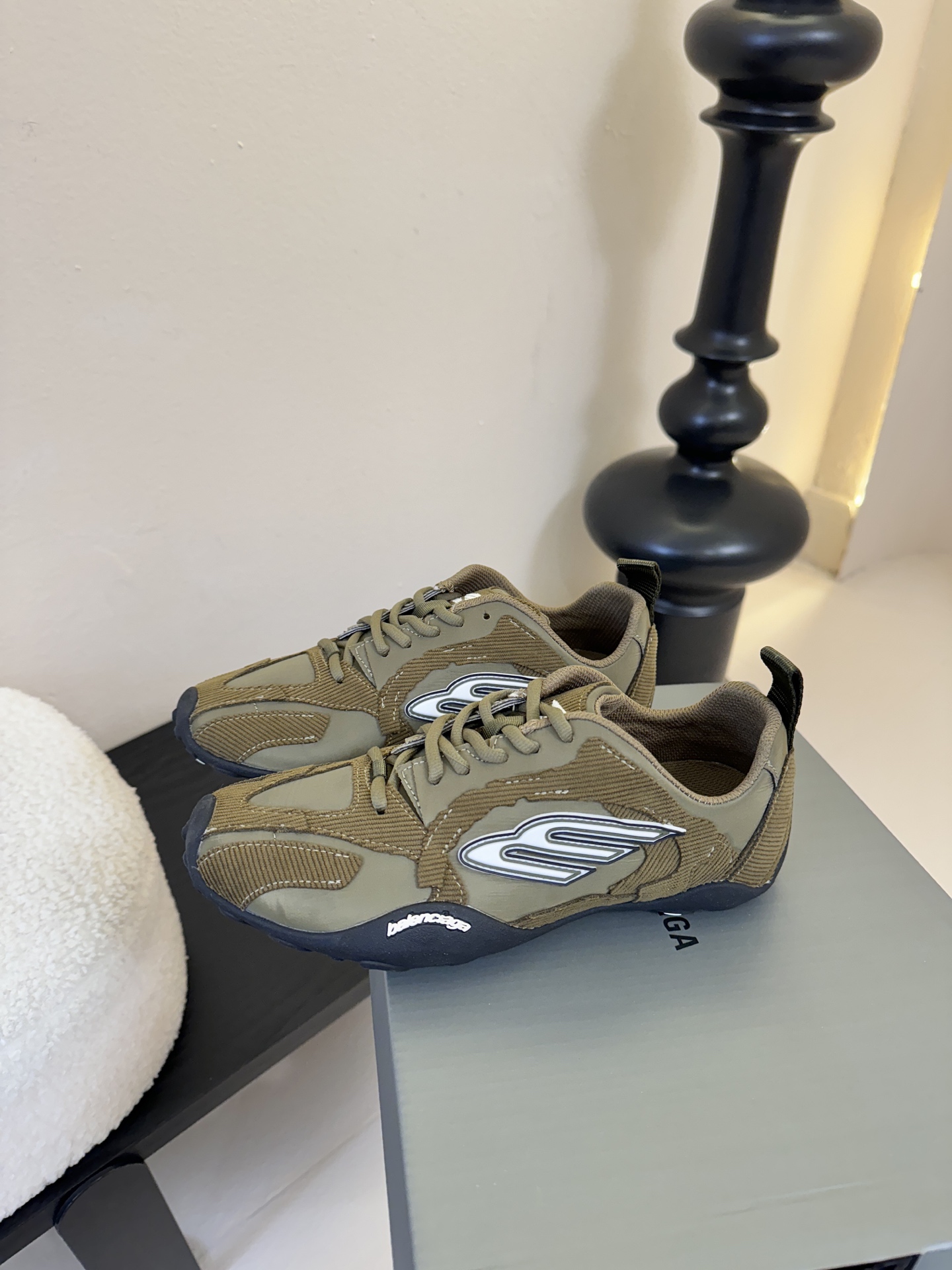 巴黎新款 Monday ultra城市系列不同于以往标志性的厚底、笨重且浮夸的鞋身结构，BALENCIA