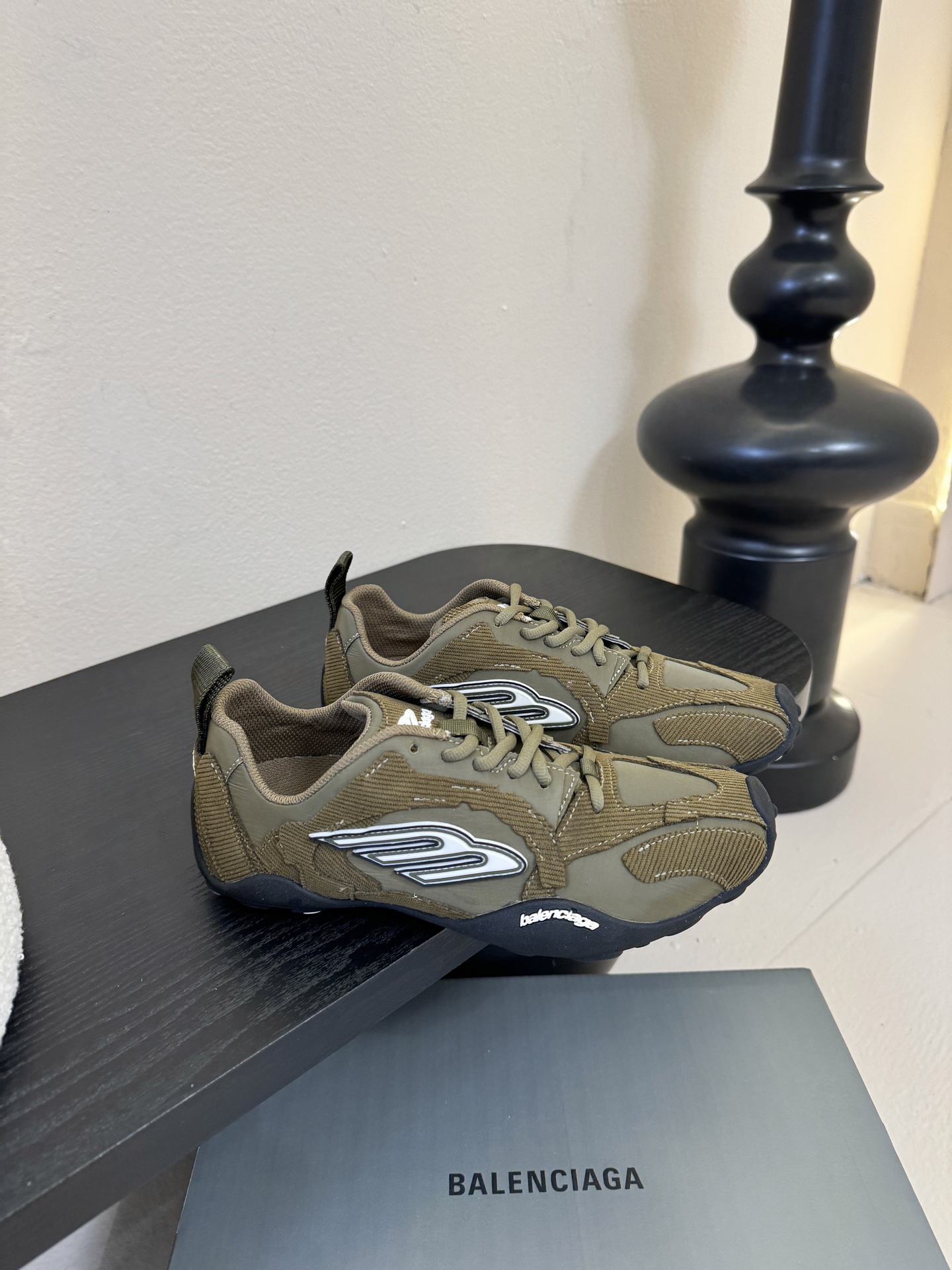 巴黎新款 Monday ultra城市系列不同于以往标志性的厚底、笨重且浮夸的鞋身结构，BALENCIA