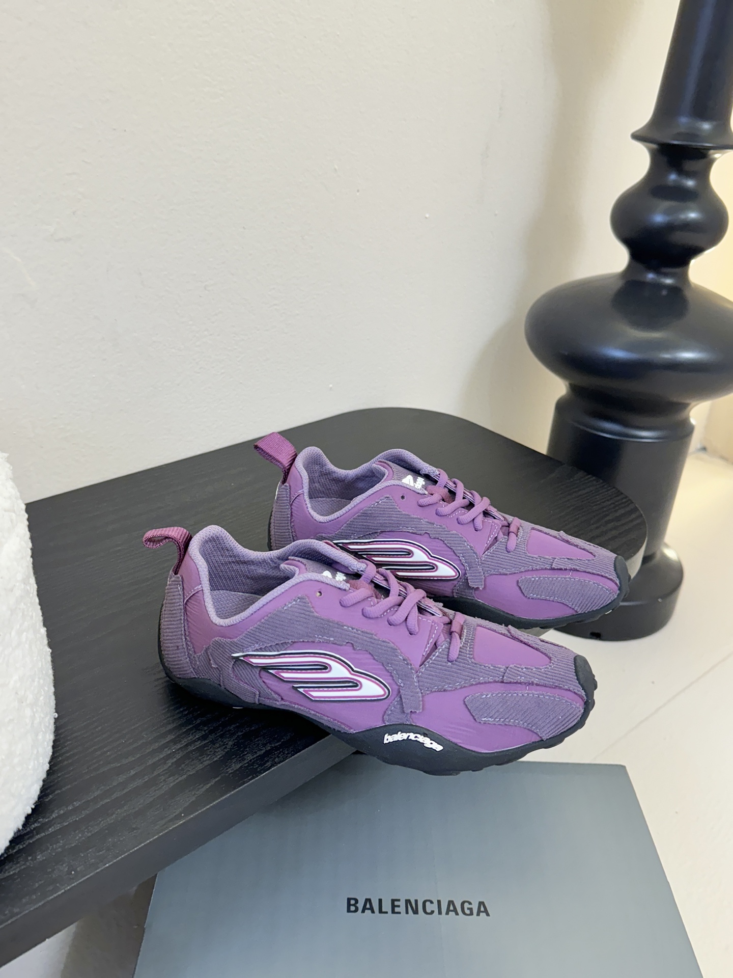 巴黎新款 Monday ultra城市系列不同于以往标志性的厚底、笨重且浮夸的鞋身结构，BALENCIA