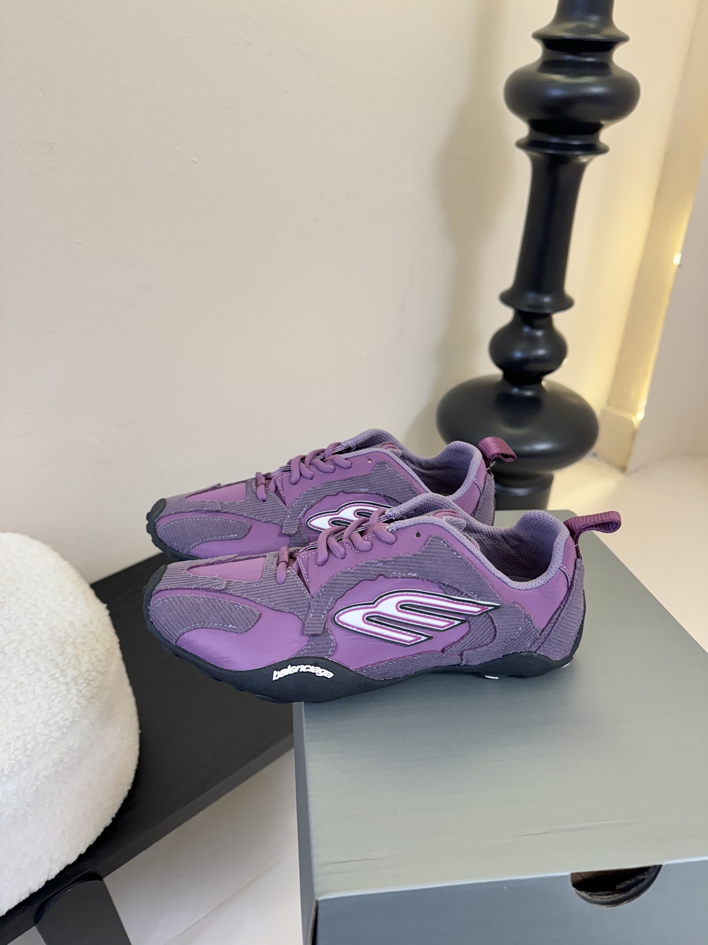 巴黎新款 Monday ultra城市系列不同于以往标志性的厚底、笨重且浮夸的鞋身结构，BALENCIA