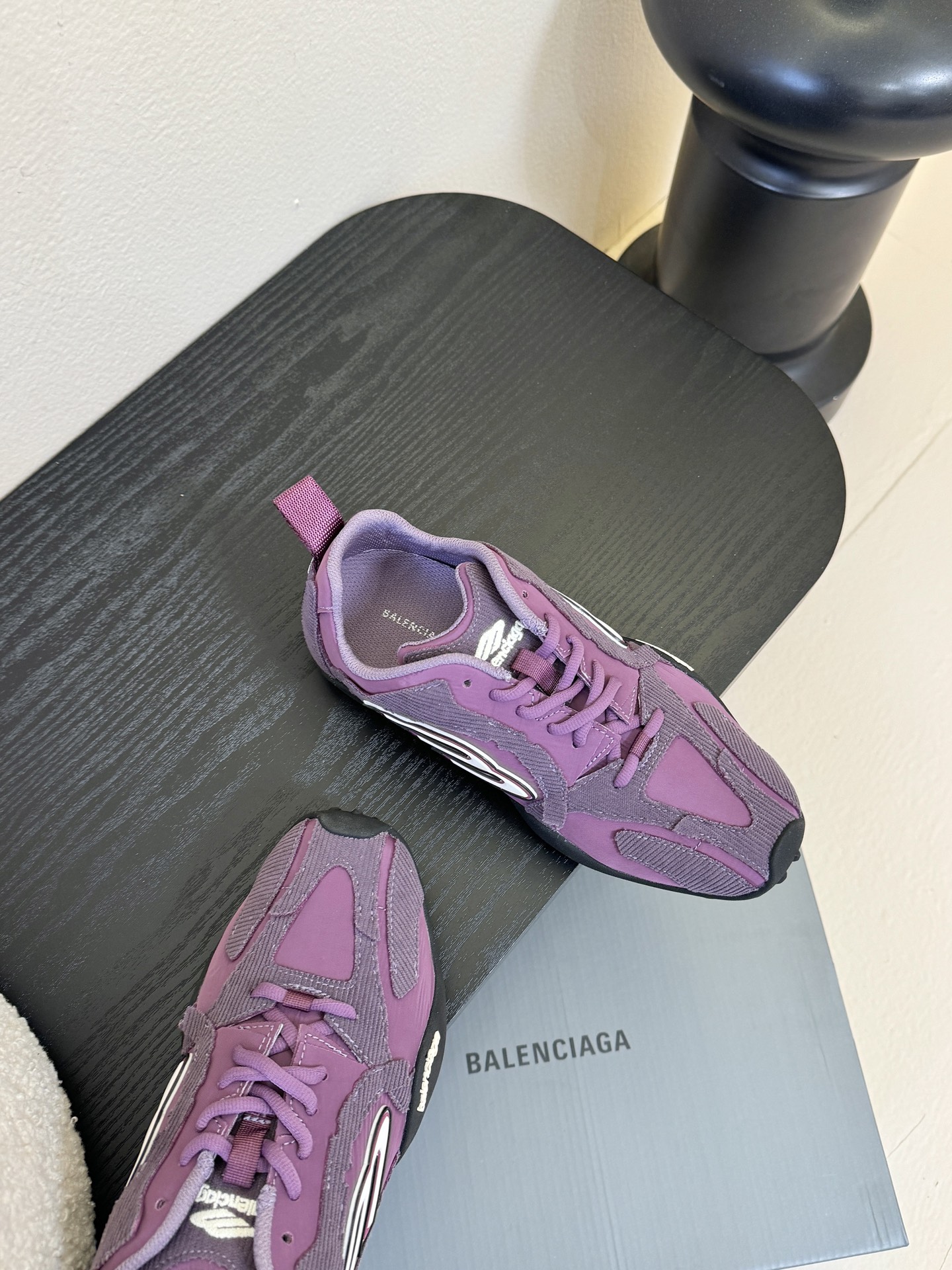 巴黎新款 Monday ultra城市系列不同于以往标志性的厚底、笨重且浮夸的鞋身结构，BALENCIA