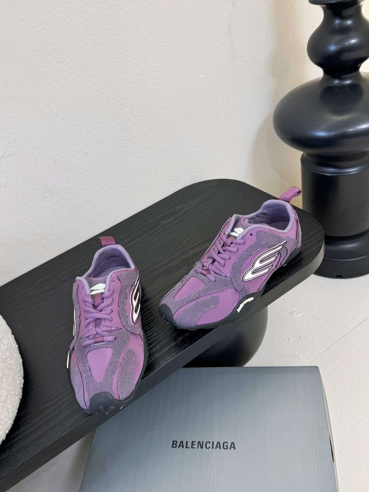 巴黎新款 Monday ultra城市系列不同于以往标志性的厚底、笨重且浮夸的鞋身结构，BALENCIA