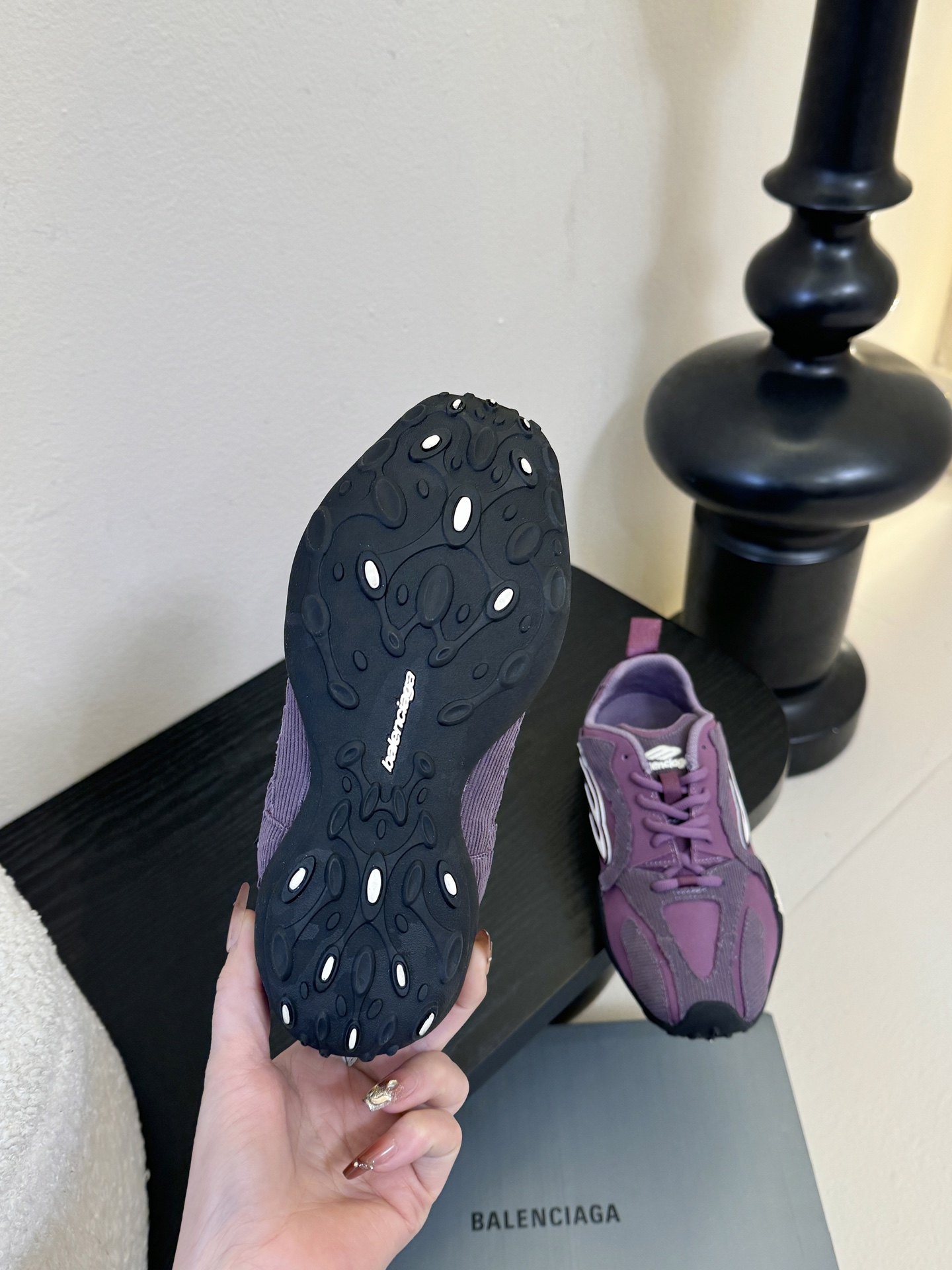 巴黎新款 Monday ultra城市系列不同于以往标志性的厚底、笨重且浮夸的鞋身结构，BALENCIA