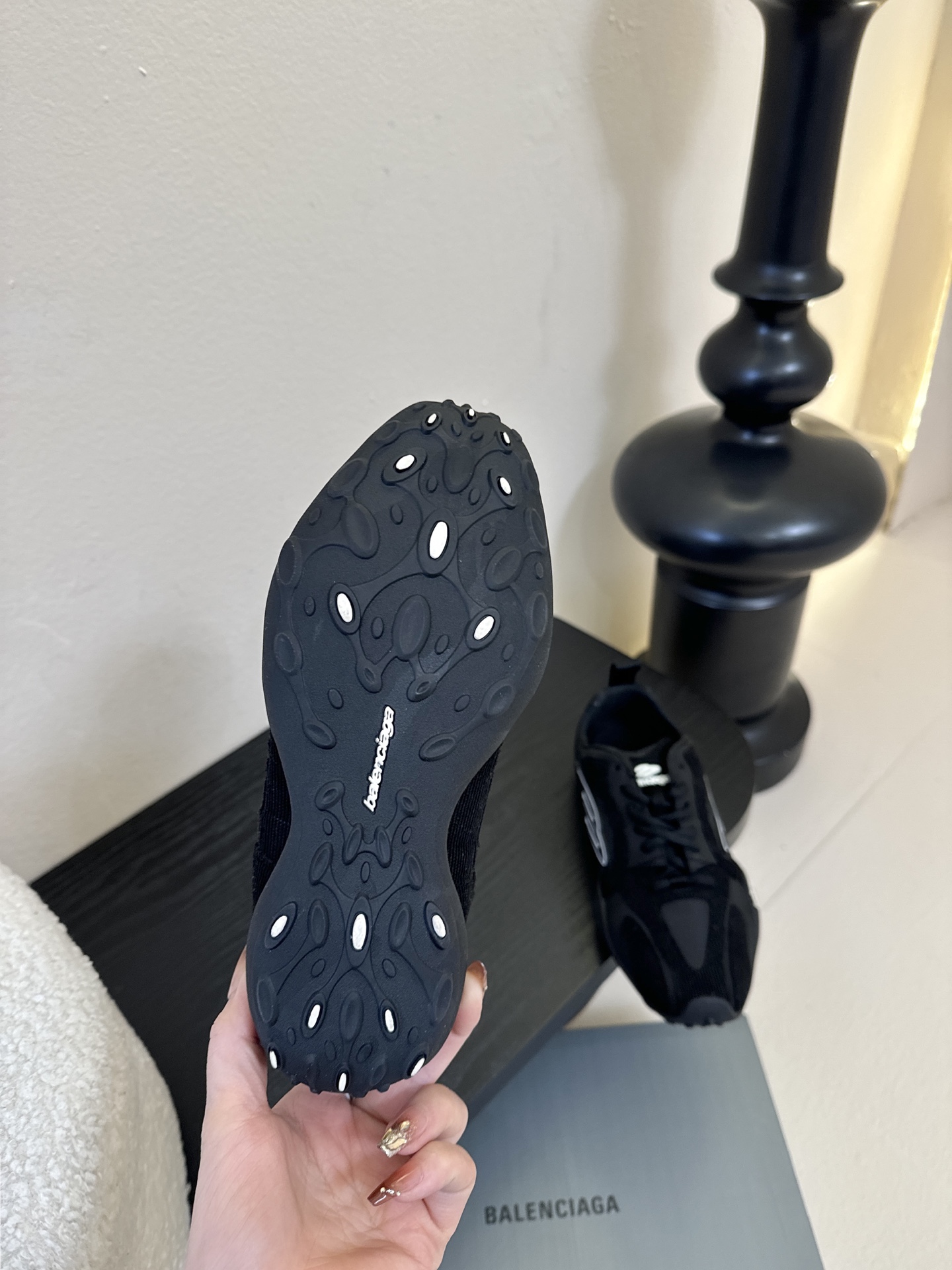 巴黎新款 Monday ultra城市系列不同于以往标志性的厚底、笨重且浮夸的鞋身结构，BALENCIA