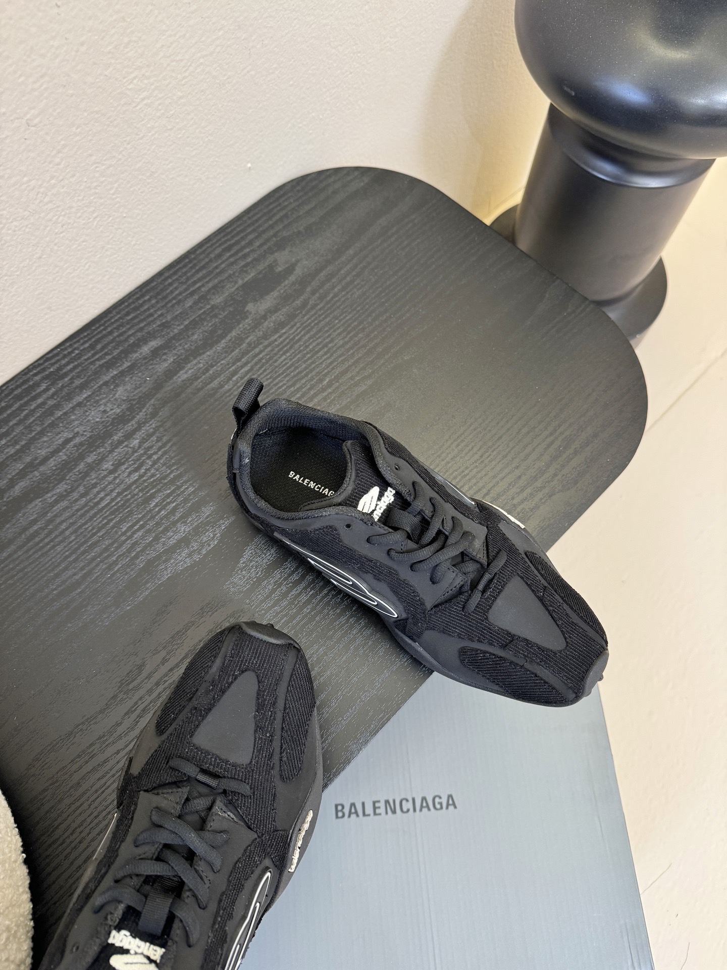 巴黎新款 Monday ultra城市系列不同于以往标志性的厚底、笨重且浮夸的鞋身结构，BALENCIA