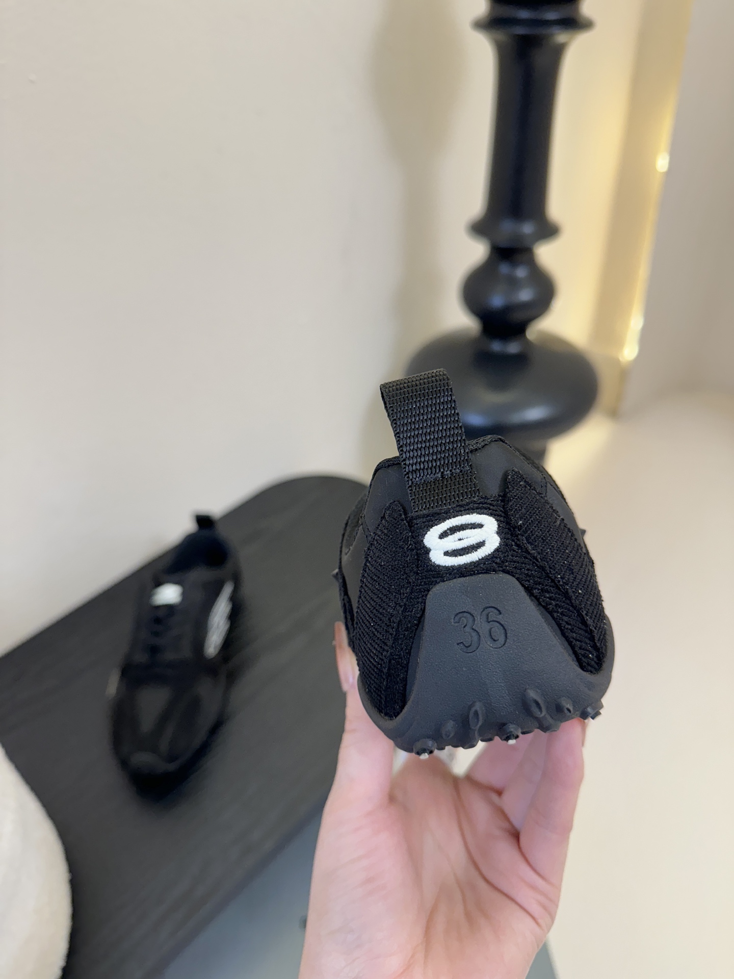 巴黎新款 Monday ultra城市系列不同于以往标志性的厚底、笨重且浮夸的鞋身结构，BALENCIA