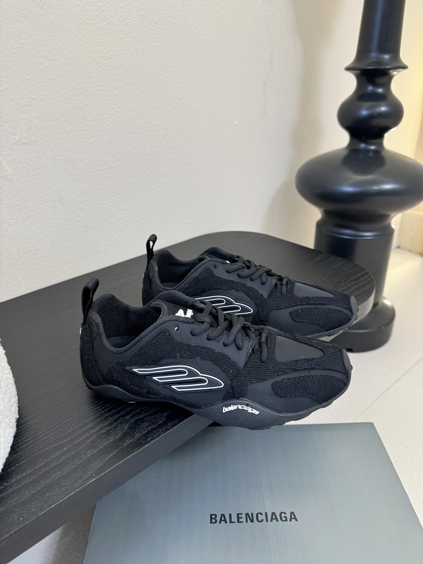 巴黎新款 Monday ultra城市系列不同于以往标志性的厚底、笨重且浮夸的鞋身结构，BALENCIA