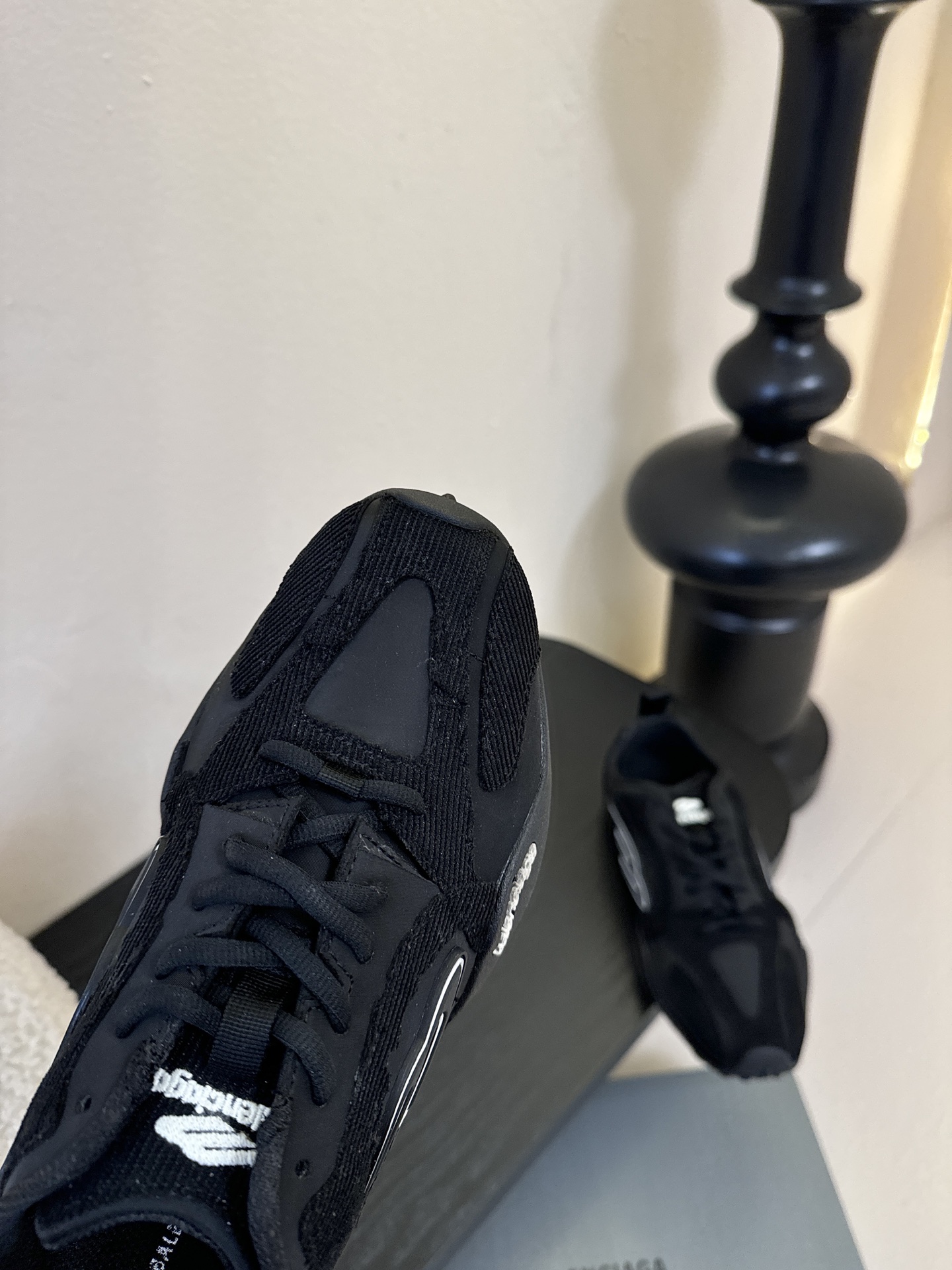 巴黎新款 Monday ultra城市系列不同于以往标志性的厚底、笨重且浮夸的鞋身结构，BALENCIA