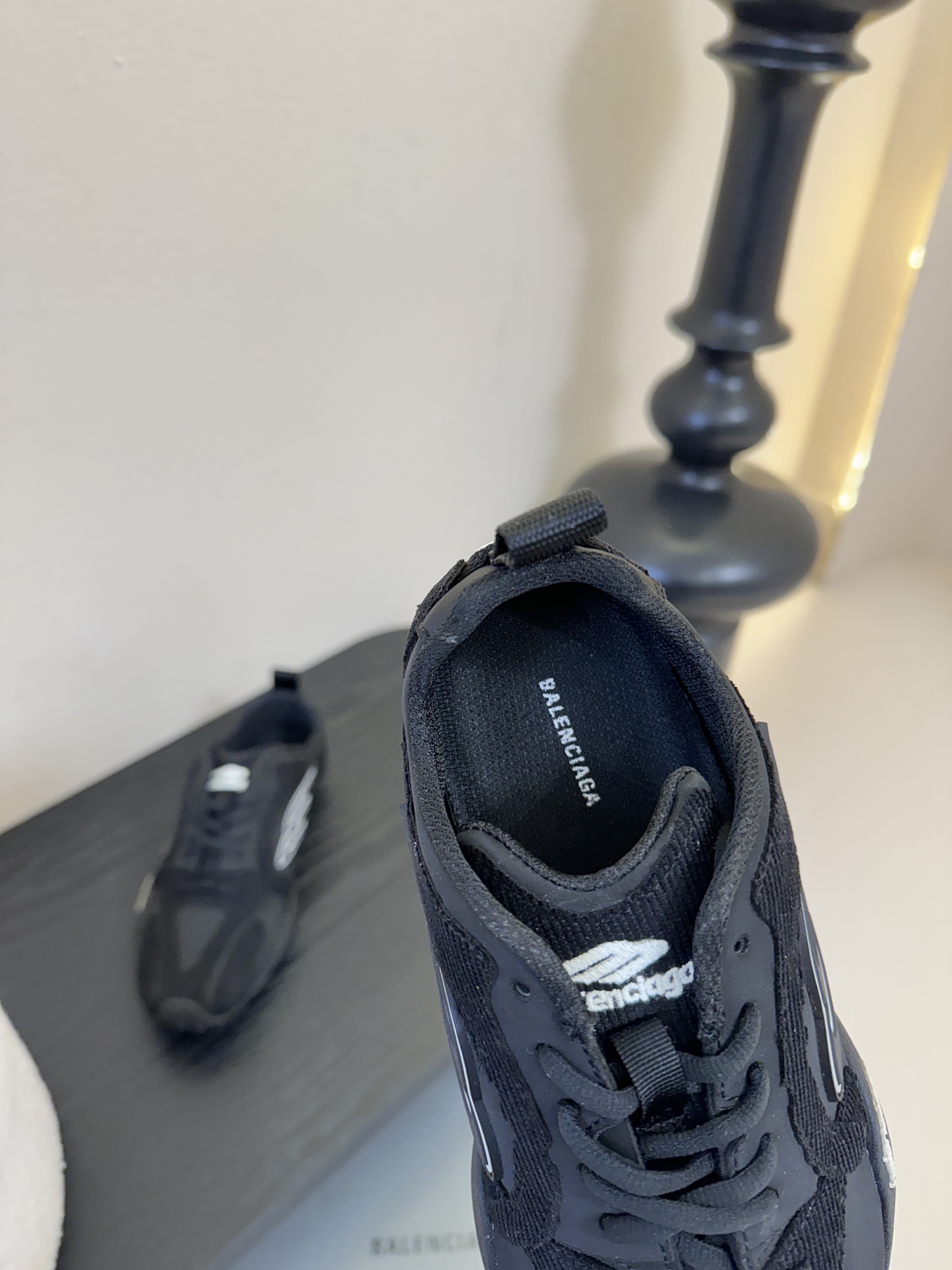 巴黎新款 Monday ultra城市系列不同于以往标志性的厚底、笨重且浮夸的鞋身结构，BALENCIA