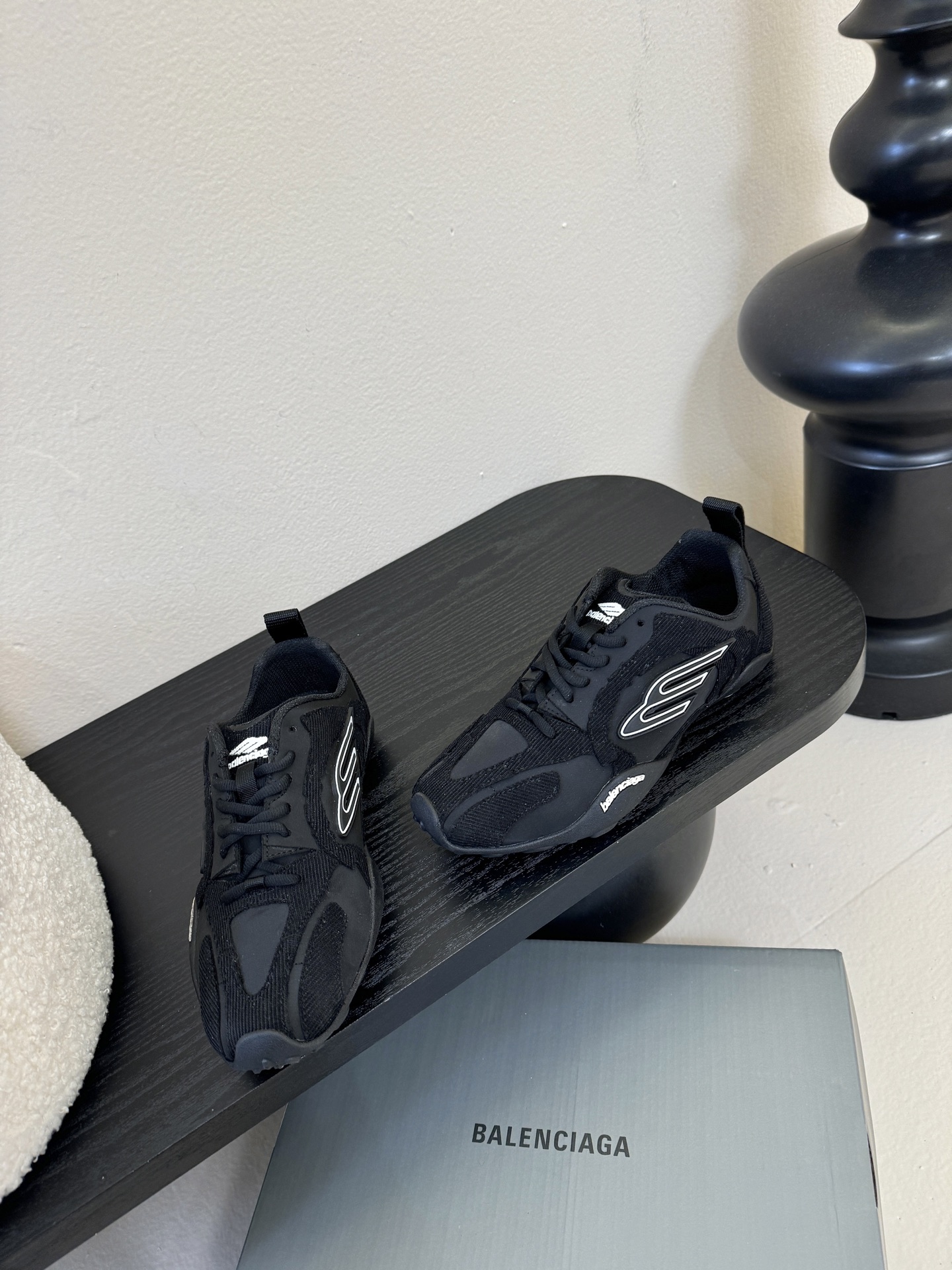 巴黎新款 Monday ultra城市系列不同于以往标志性的厚底、笨重且浮夸的鞋身结构，BALENCIA