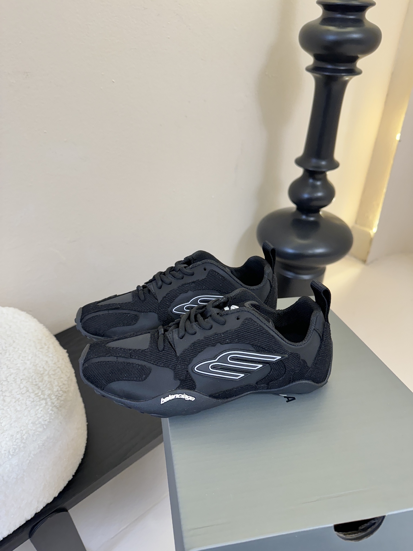 巴黎新款 Monday ultra城市系列不同于以往标志性的厚底、笨重且浮夸的鞋身结构，BALENCIA