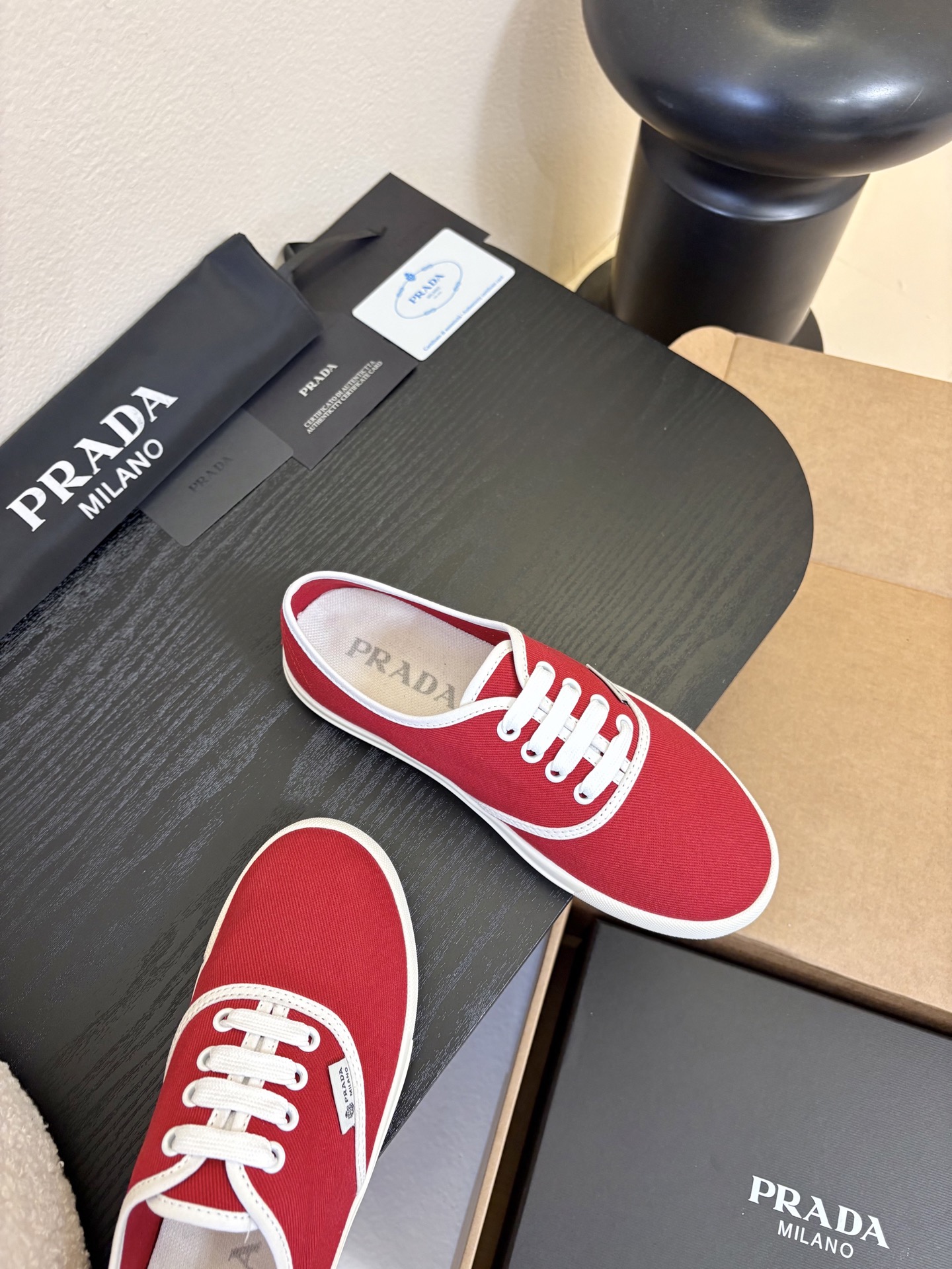 Prad*26ss早春新款简约经典帆布休闲鞋系列以经典帆布鞋为基础，鞋型利落百搭，没有复杂装饰，仅靠线条