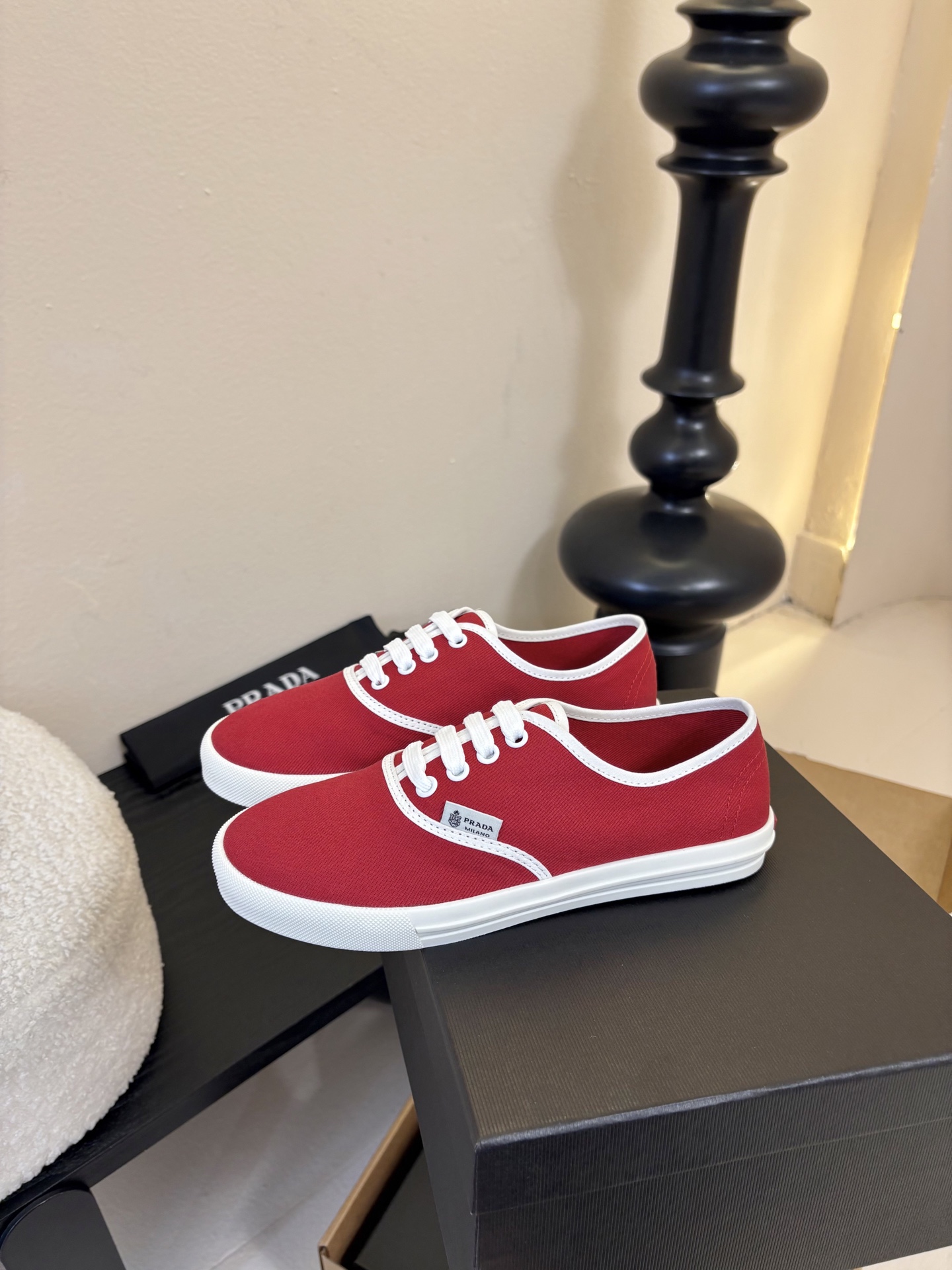 Prad*26ss早春新款简约经典帆布休闲鞋系列以经典帆布鞋为基础，鞋型利落百搭，没有复杂装饰，仅靠线条