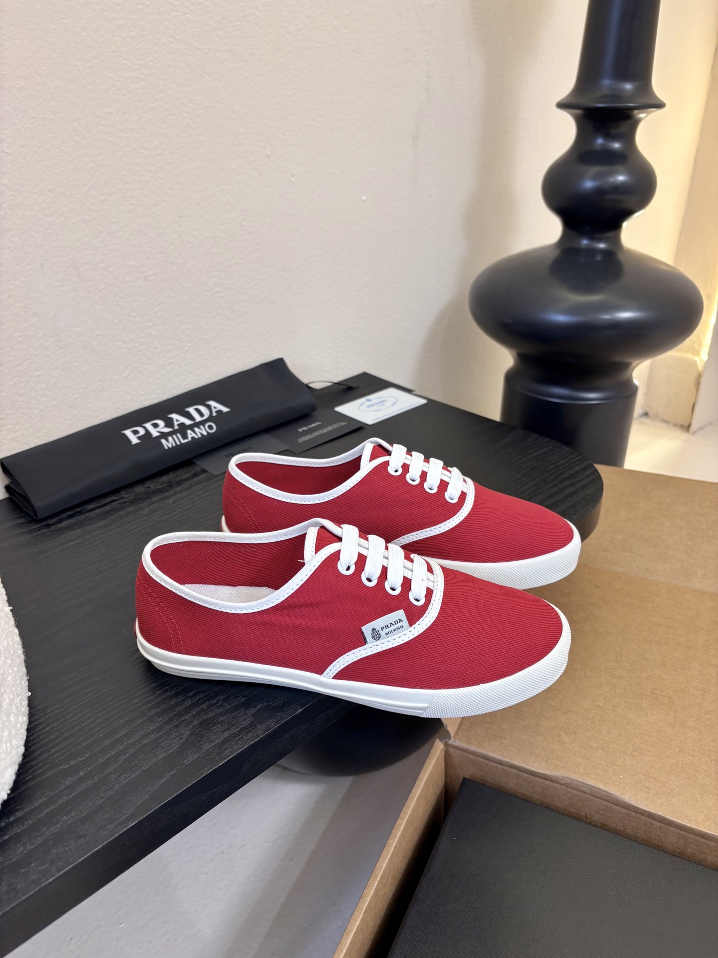 Prad*26ss早春新款简约经典帆布休闲鞋系列以经典帆布鞋为基础，鞋型利落百搭，没有复杂装饰，仅靠线条