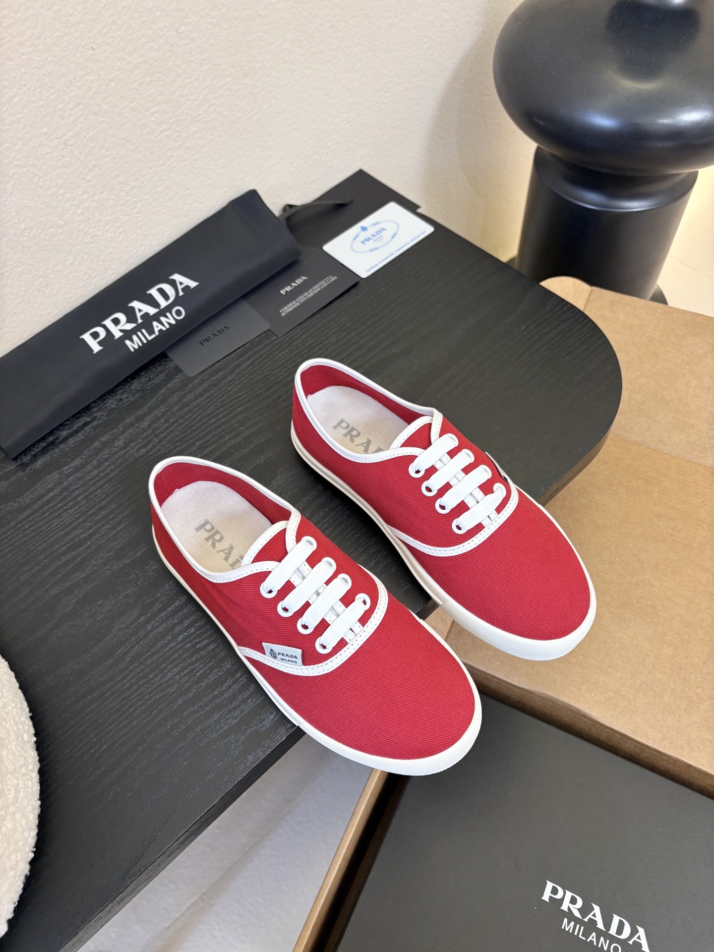 Prad*26ss早春新款简约经典帆布休闲鞋系列以经典帆布鞋为基础，鞋型利落百搭，没有复杂装饰，仅靠线条