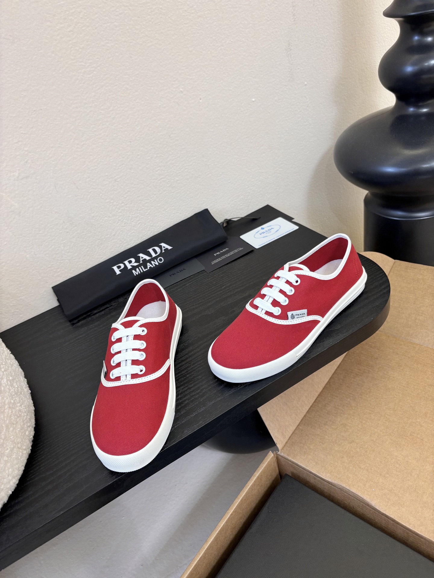 Prad*26ss早春新款简约经典帆布休闲鞋系列以经典帆布鞋为基础，鞋型利落百搭，没有复杂装饰，仅靠线条