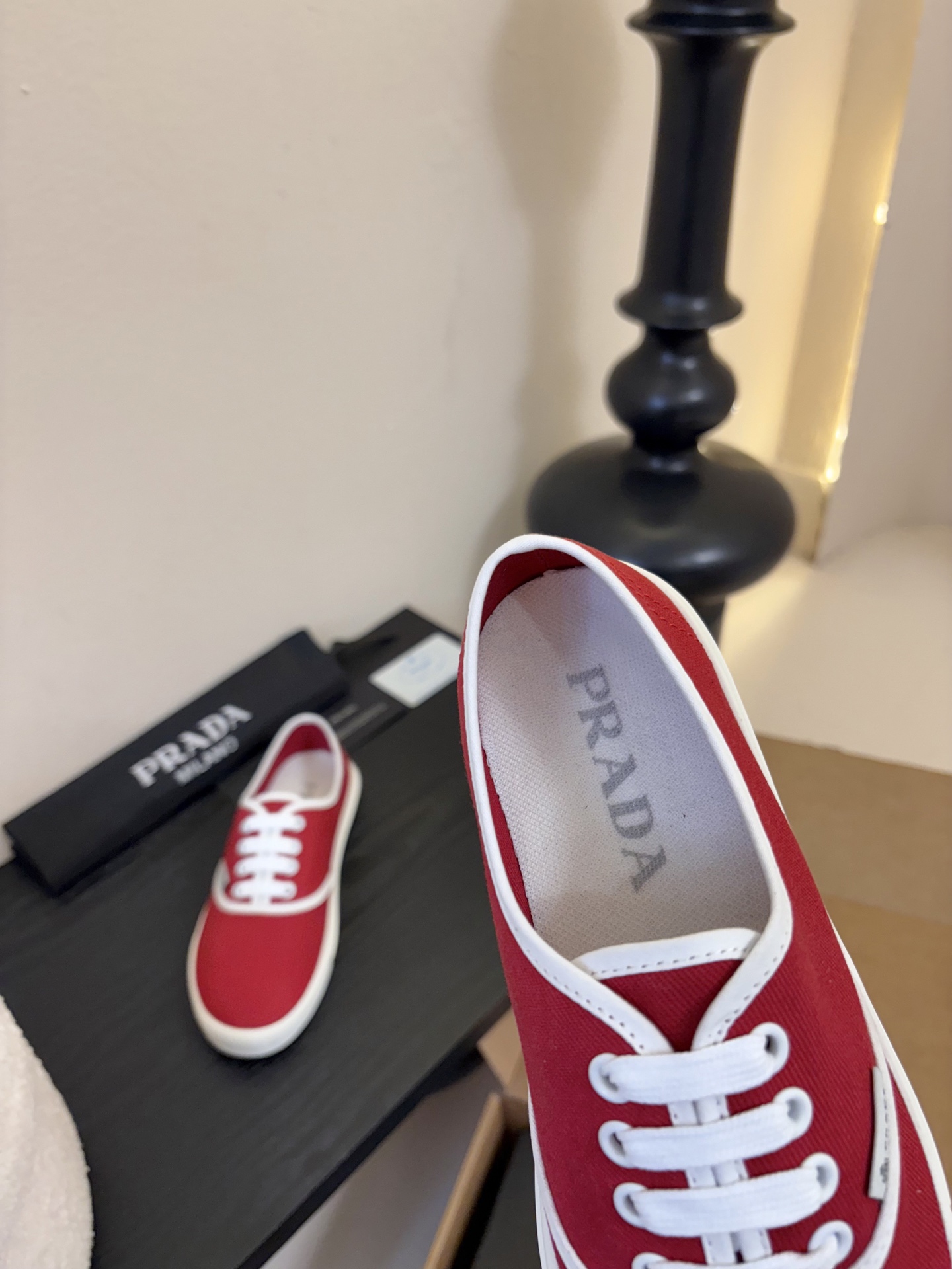 Prad*26ss早春新款简约经典帆布休闲鞋系列以经典帆布鞋为基础，鞋型利落百搭，没有复杂装饰，仅靠线条