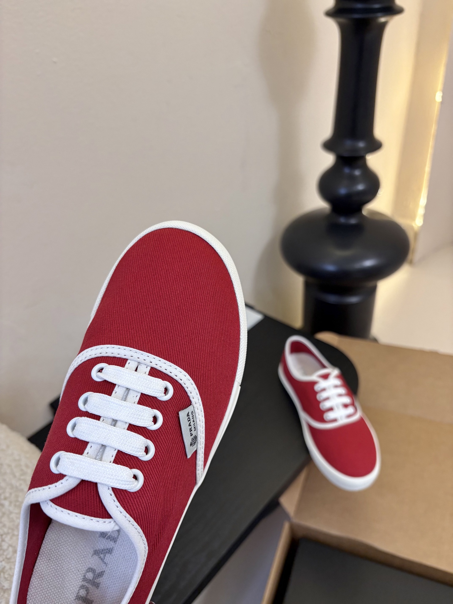 Prad*26ss早春新款简约经典帆布休闲鞋系列以经典帆布鞋为基础，鞋型利落百搭，没有复杂装饰，仅靠线条