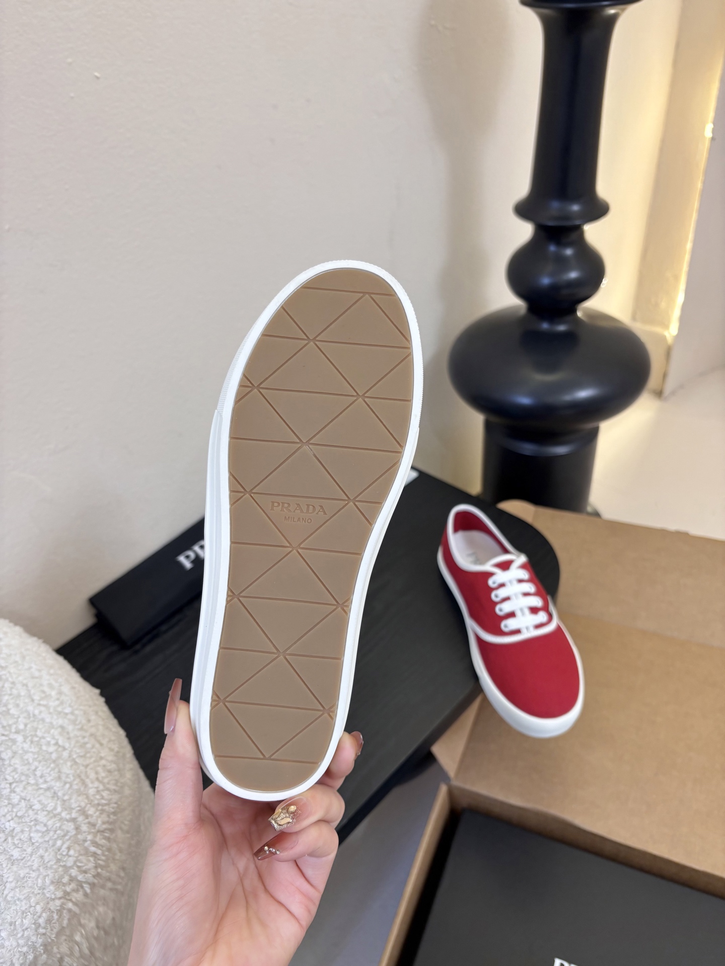 Prad*26ss早春新款简约经典帆布休闲鞋系列以经典帆布鞋为基础，鞋型利落百搭，没有复杂装饰，仅靠线条