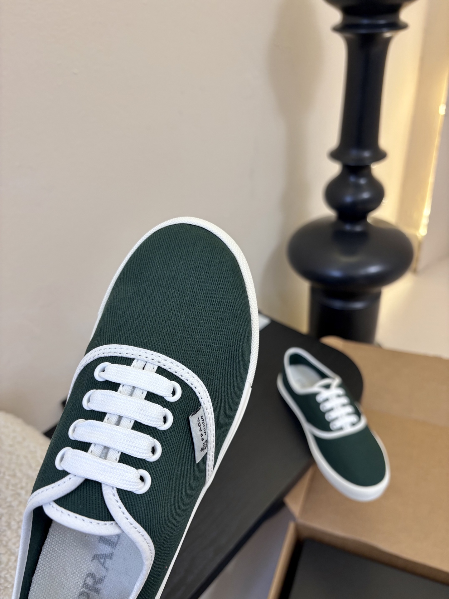 Prad*26ss早春新款简约经典帆布休闲鞋系列以经典帆布鞋为基础，鞋型利落百搭，没有复杂装饰，仅靠线条