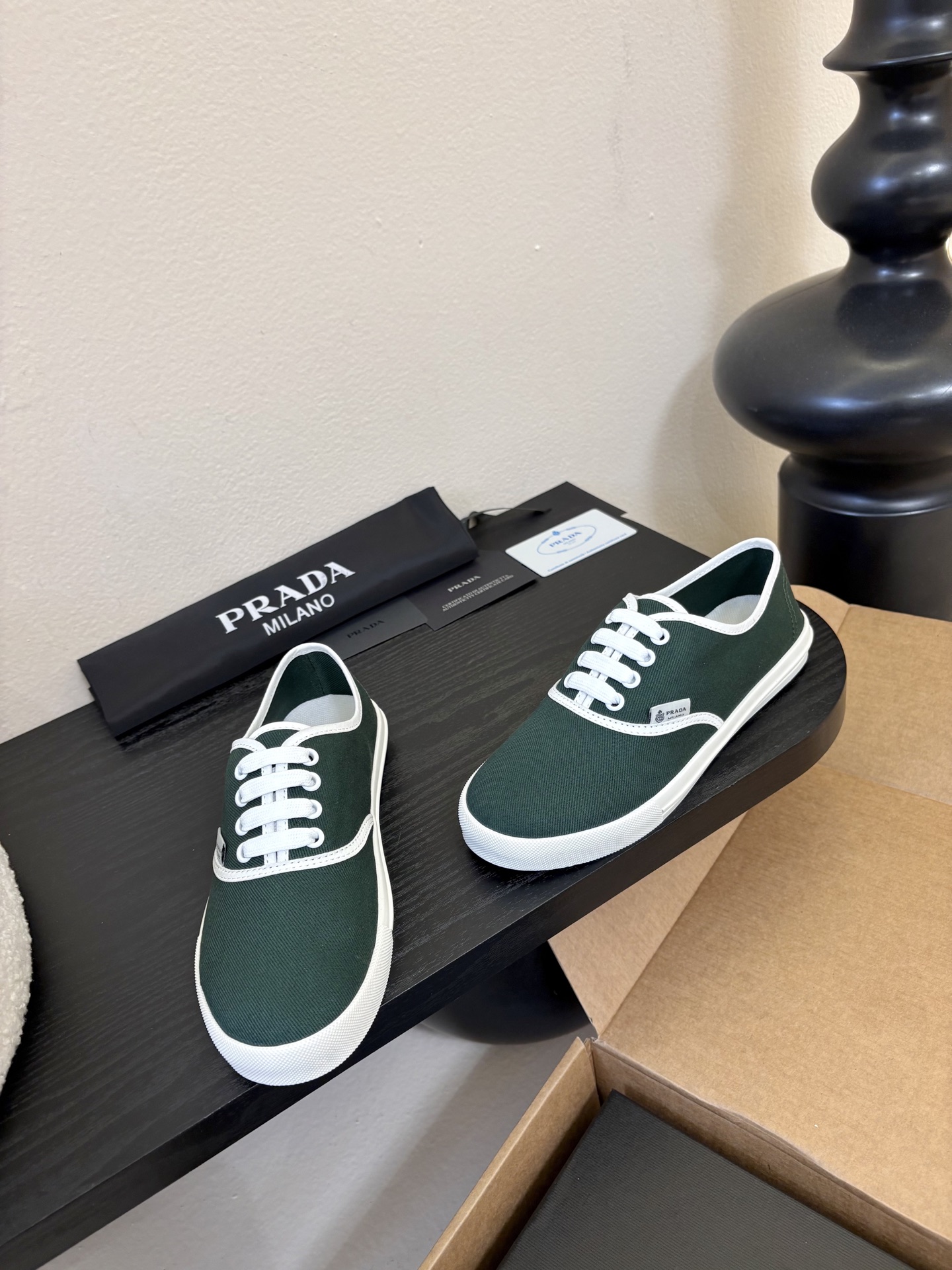 Prad*26ss早春新款简约经典帆布休闲鞋系列以经典帆布鞋为基础，鞋型利落百搭，没有复杂装饰，仅靠线条