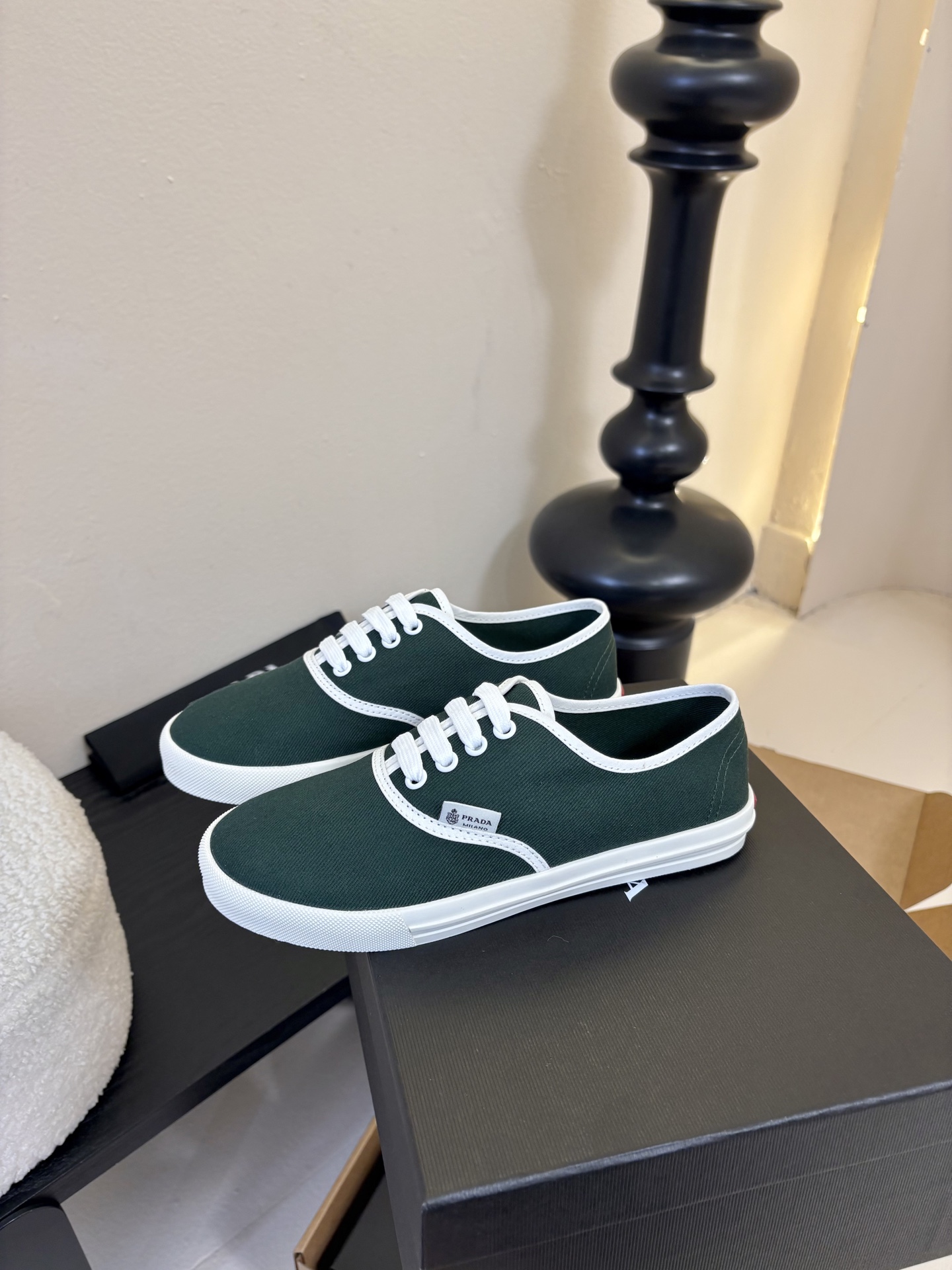 Prad*26ss早春新款简约经典帆布休闲鞋系列以经典帆布鞋为基础，鞋型利落百搭，没有复杂装饰，仅靠线条