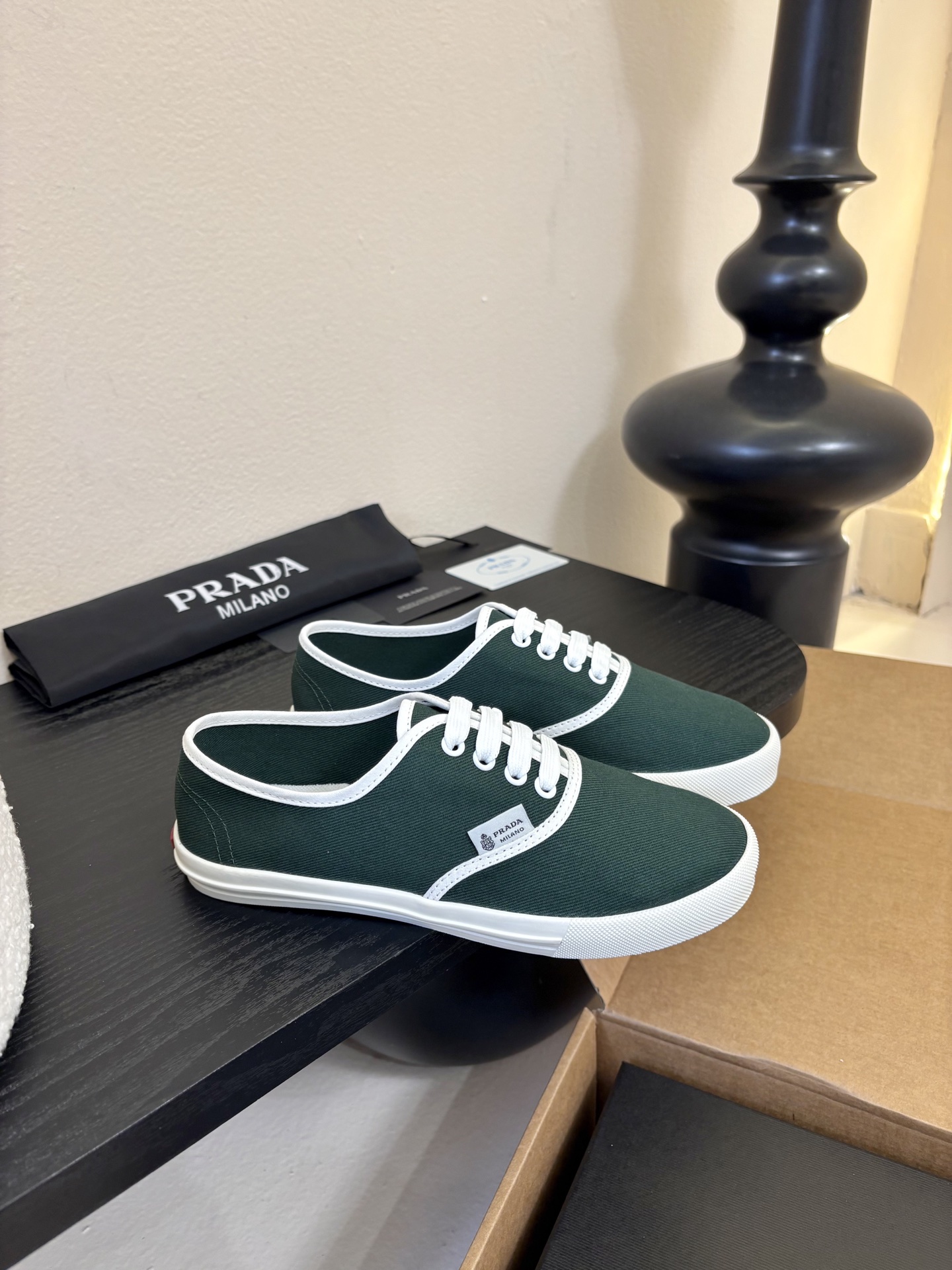 Prad*26ss早春新款简约经典帆布休闲鞋系列以经典帆布鞋为基础，鞋型利落百搭，没有复杂装饰，仅靠线条