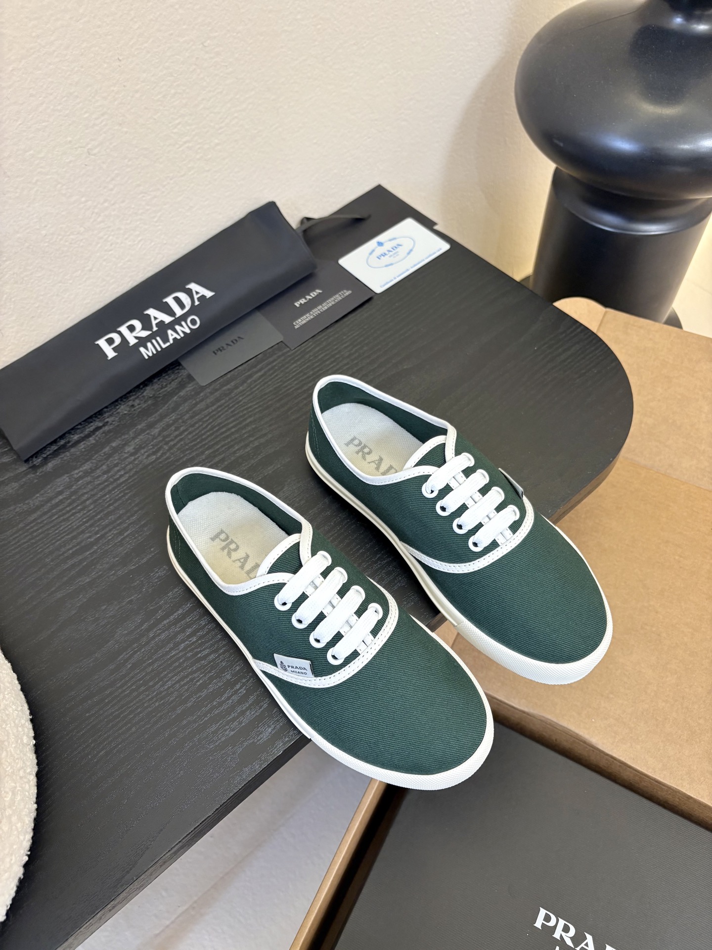 Prad*26ss早春新款简约经典帆布休闲鞋系列以经典帆布鞋为基础，鞋型利落百搭，没有复杂装饰，仅靠线条