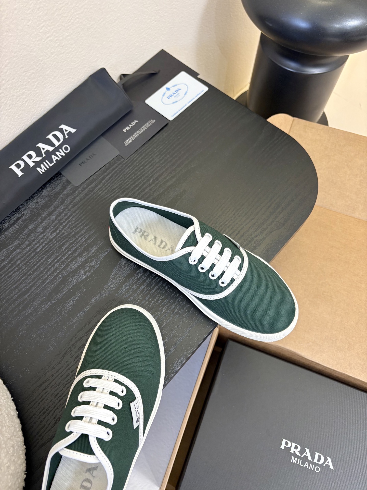 Prad*26ss早春新款简约经典帆布休闲鞋系列以经典帆布鞋为基础，鞋型利落百搭，没有复杂装饰，仅靠线条