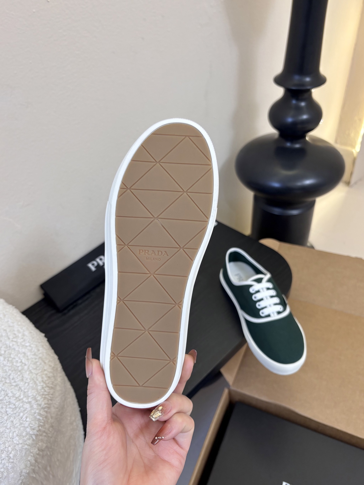 Prad*26ss早春新款简约经典帆布休闲鞋系列以经典帆布鞋为基础，鞋型利落百搭，没有复杂装饰，仅靠线条