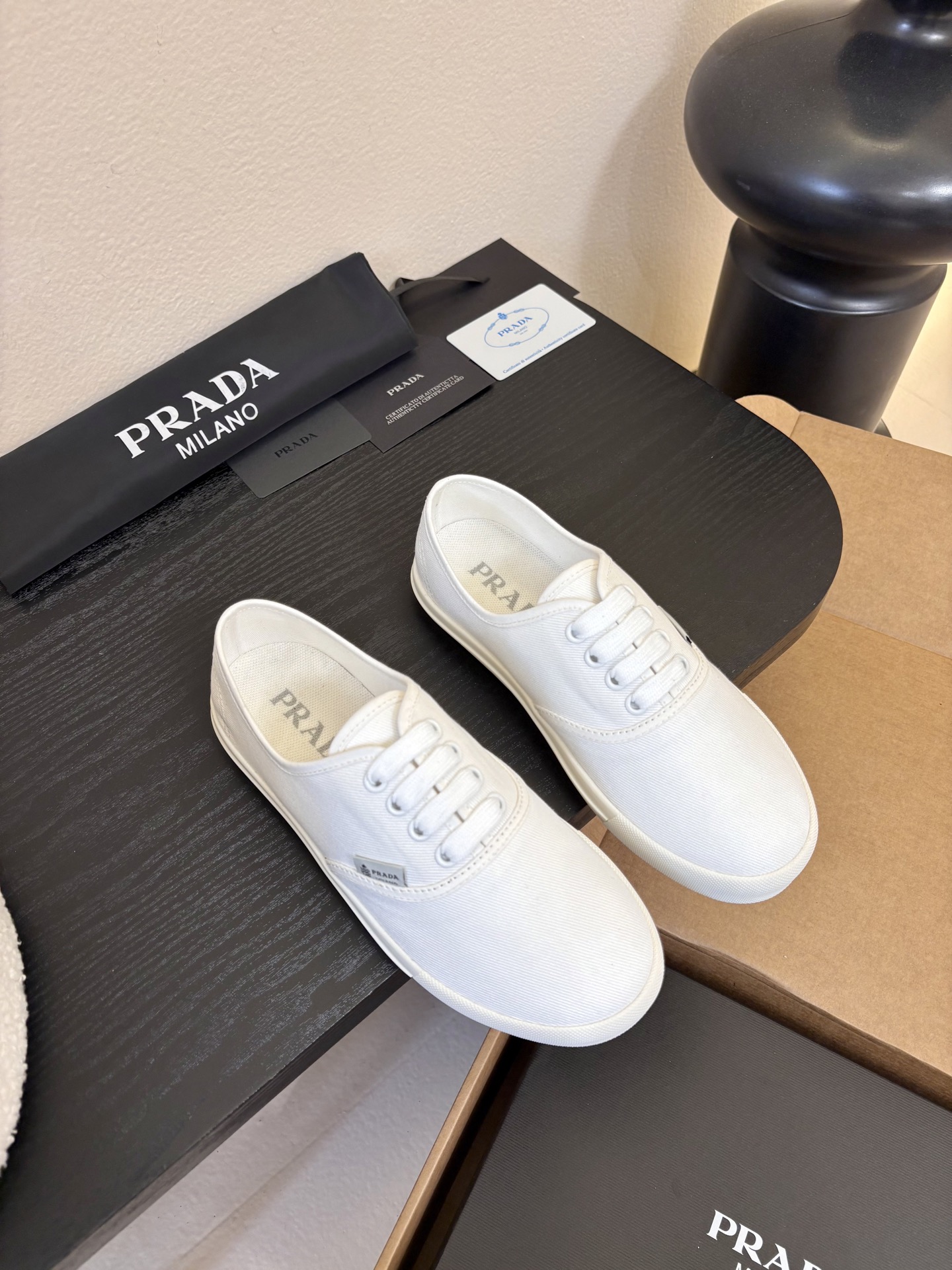 Prad*26ss早春新款简约经典帆布休闲鞋系列以经典帆布鞋为基础，鞋型利落百搭，没有复杂装饰，仅靠线条