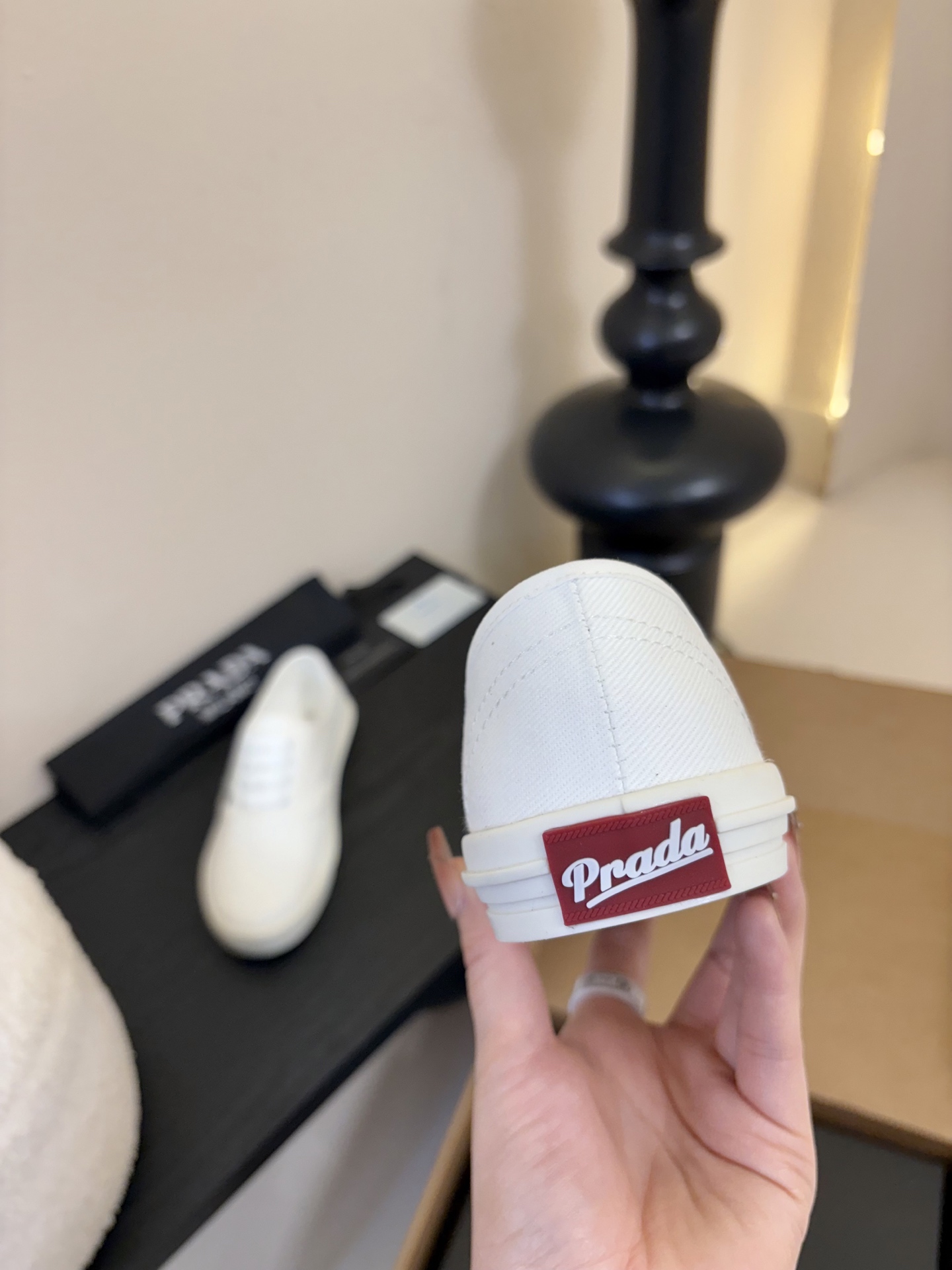 Prad*26ss早春新款简约经典帆布休闲鞋系列以经典帆布鞋为基础，鞋型利落百搭，没有复杂装饰，仅靠线条